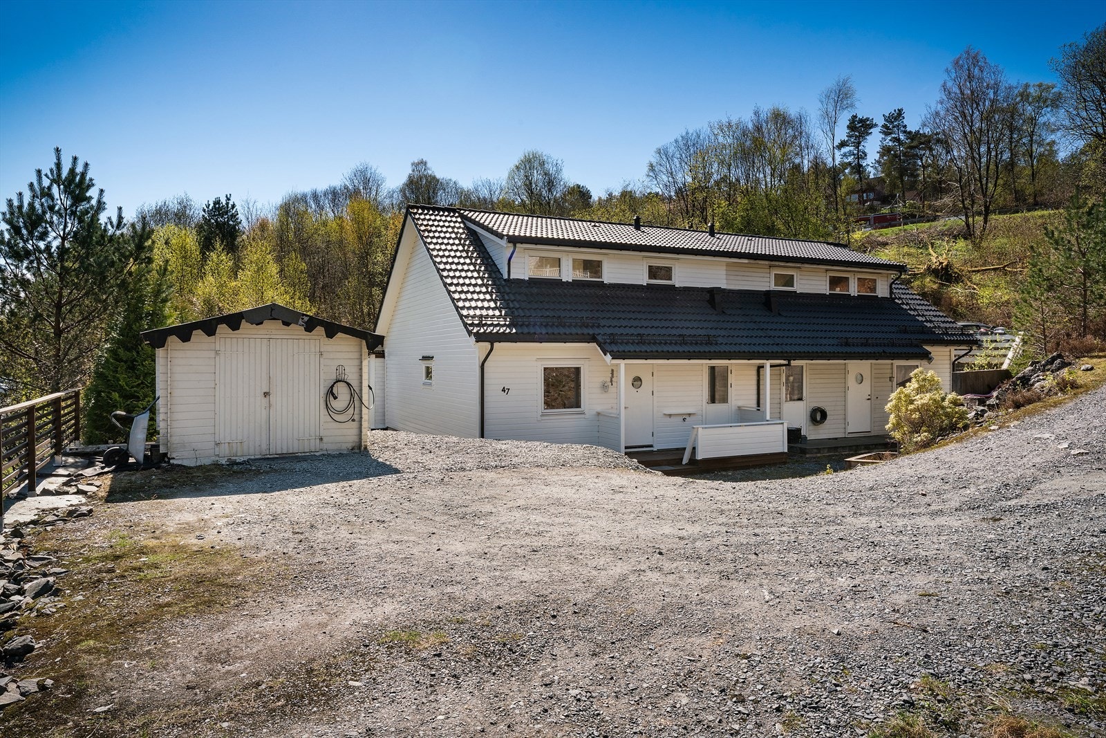- Gode parkeringsmuligheter på felles tomt. Merk: montert elbil-lader - Galleribilde