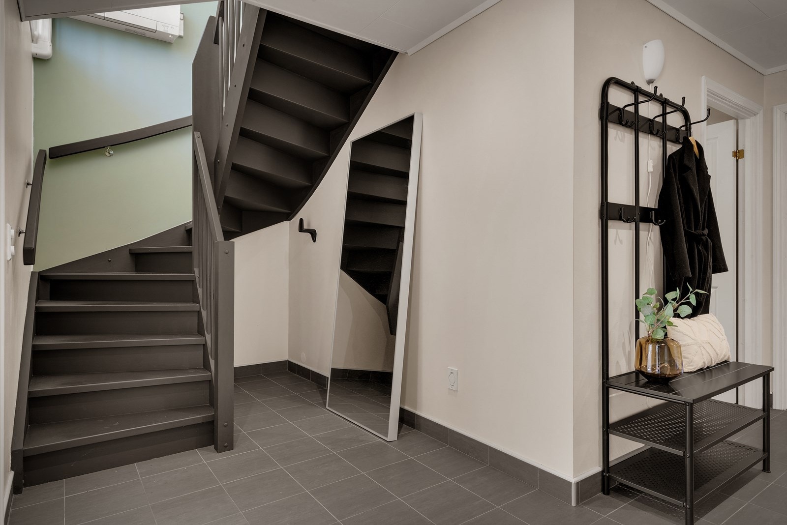 - 1. etasje inneholder vindfang, hall m/trapp, 3 soverom, bad, vaskerom og bod - Galleribilde