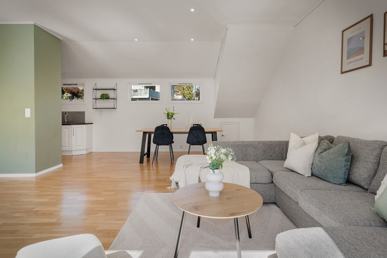 - Stue/kjøkken måler 46,4m² og har god plass til sofagruppe samt spisebord i naturlig tilknytning til kjøkkenet - Galleribilde