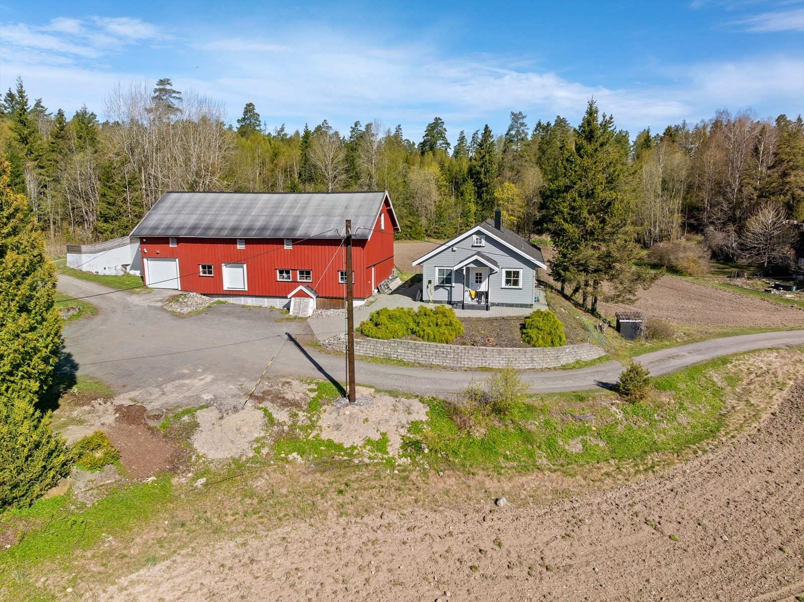 Eiendommen består av et sjarmerende tun med enebolig, et nyere våningshus fra 2009 og en stor låvebygning. Galleribilde