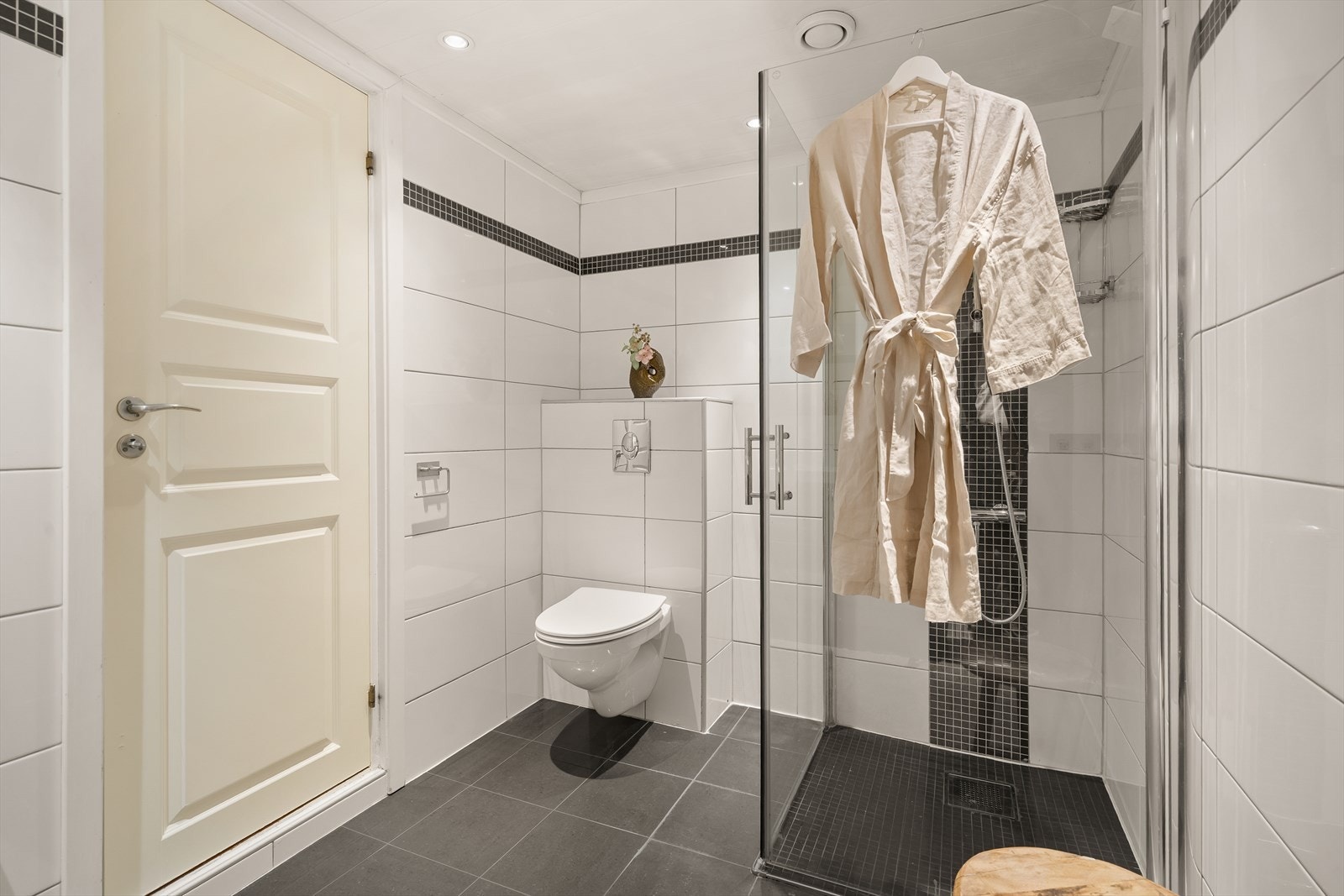 Det andre badet i første etasje er også helfliset og har vannbåren gulvvarme. Galleribilde