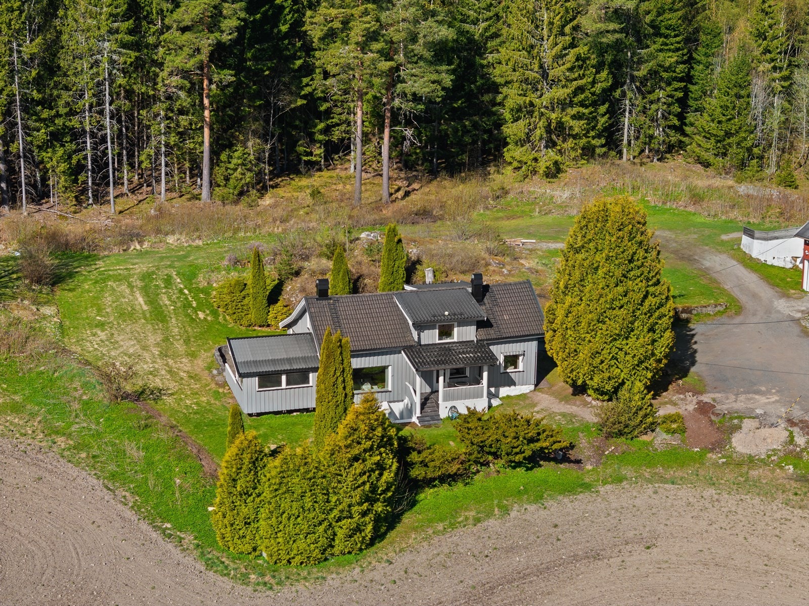 Eiendommen er opparbeidet med plen, diverse beplantning og naturtomt. Galleribilde