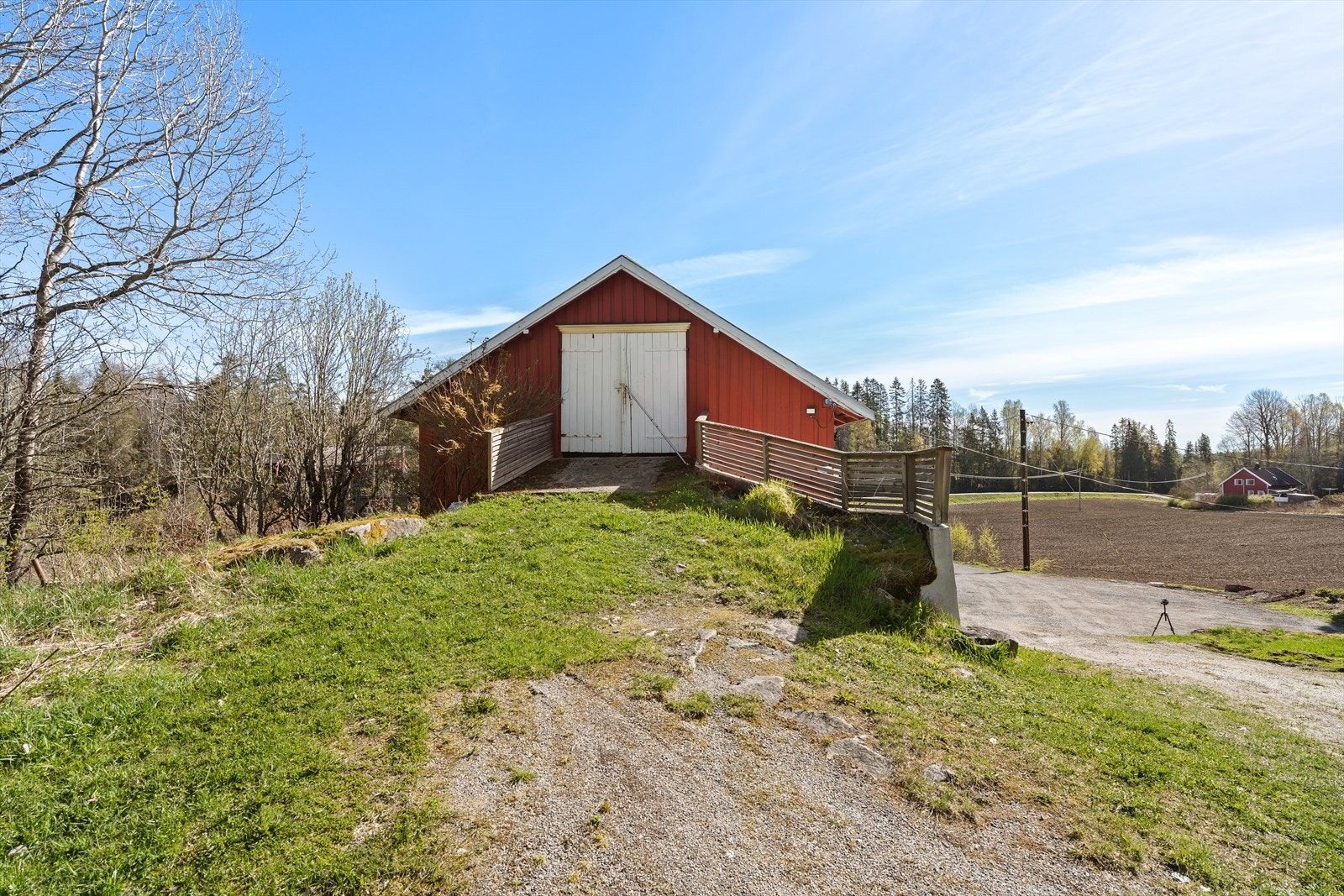 Låven er en tradisjonell kjørebrolåve fra 1950, med utvendig kledning fra 2015/16. Galleribilde