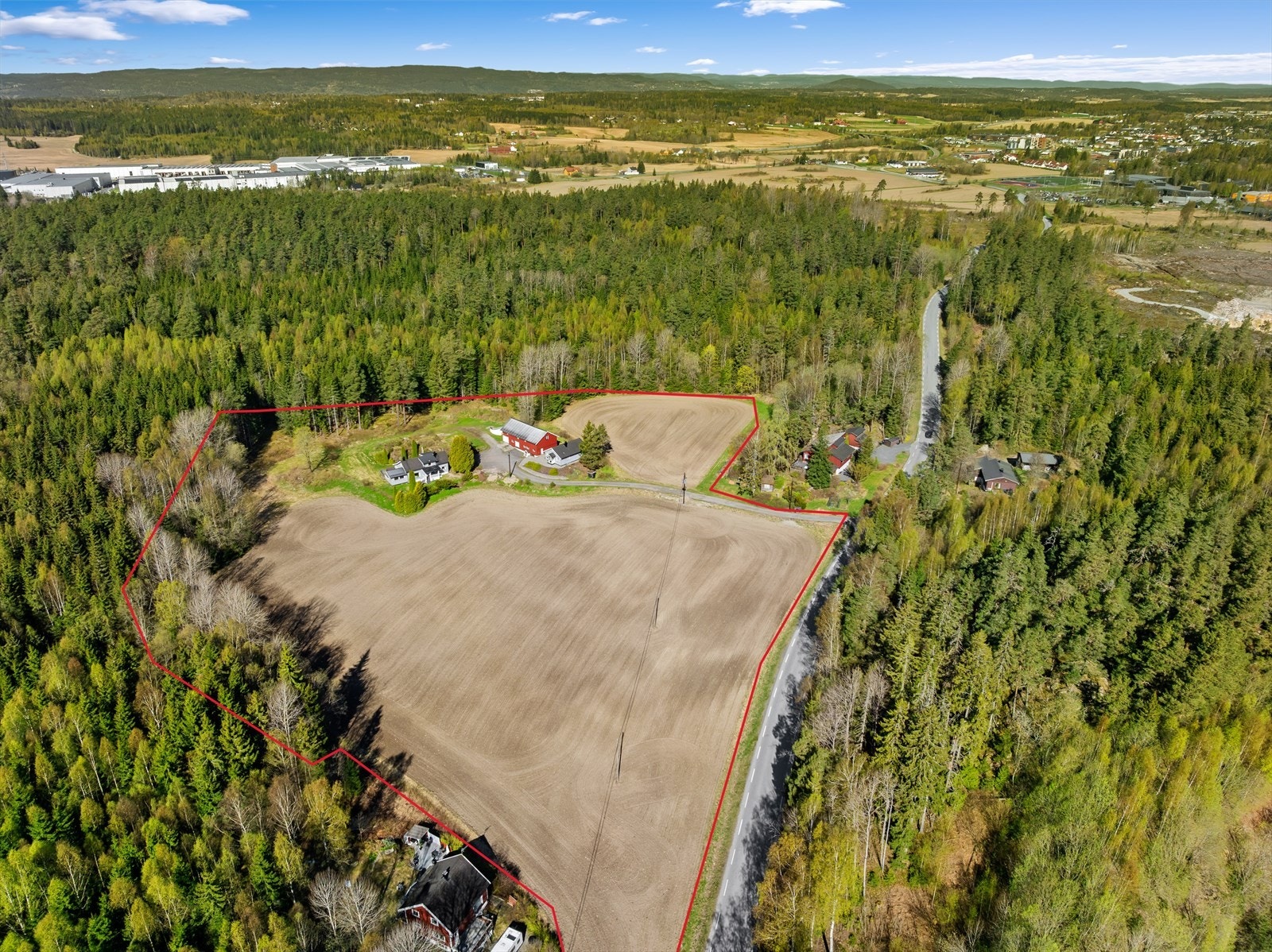 Eiendommen med skisse på eiendomsgrenser. NB! Denne er ikke nøyaktig og er kun ment som en illustrasjon! Galleribilde