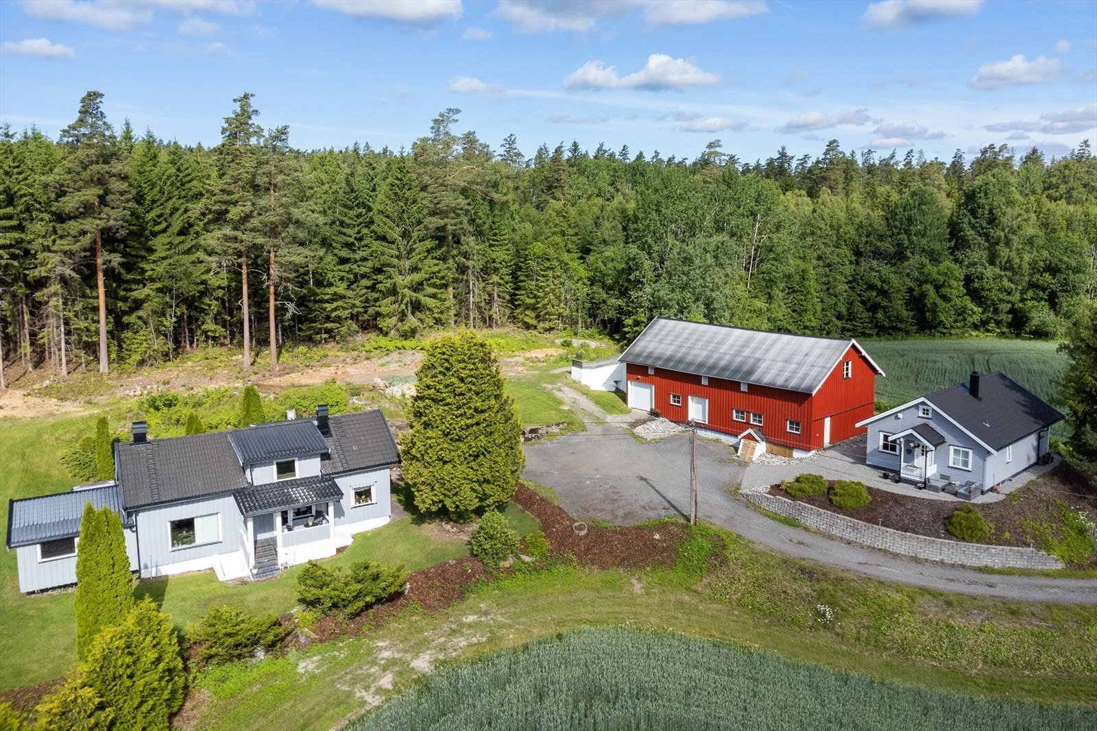 Eiendommen har 21,1 daa fulldyrket jord. som er fordelt på 2 skifter inntil tunet. Skiftene er av gårdsveien frem til tunet. Galleribilde