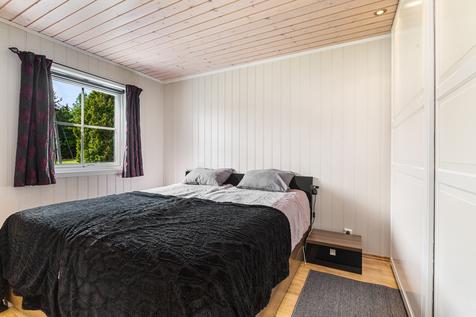 Soverom har plass til dobbeltseng med nattbord. Rommet har skyvedørsgarderobe. Galleribilde
