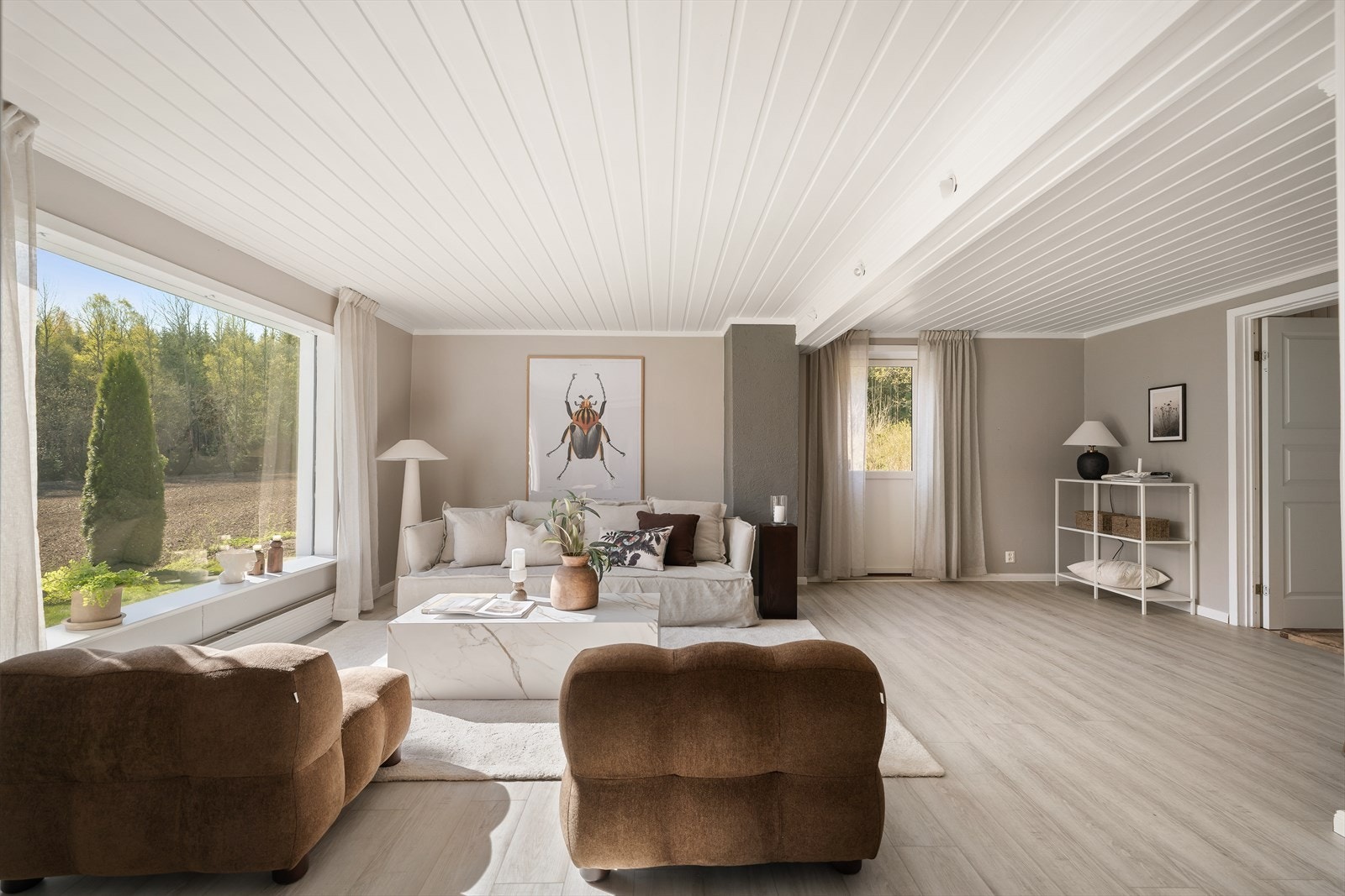 Store vindusflater slipper inn rikelig med dagslys og gir utsikt mot de landlige omgivelsene. Galleribilde