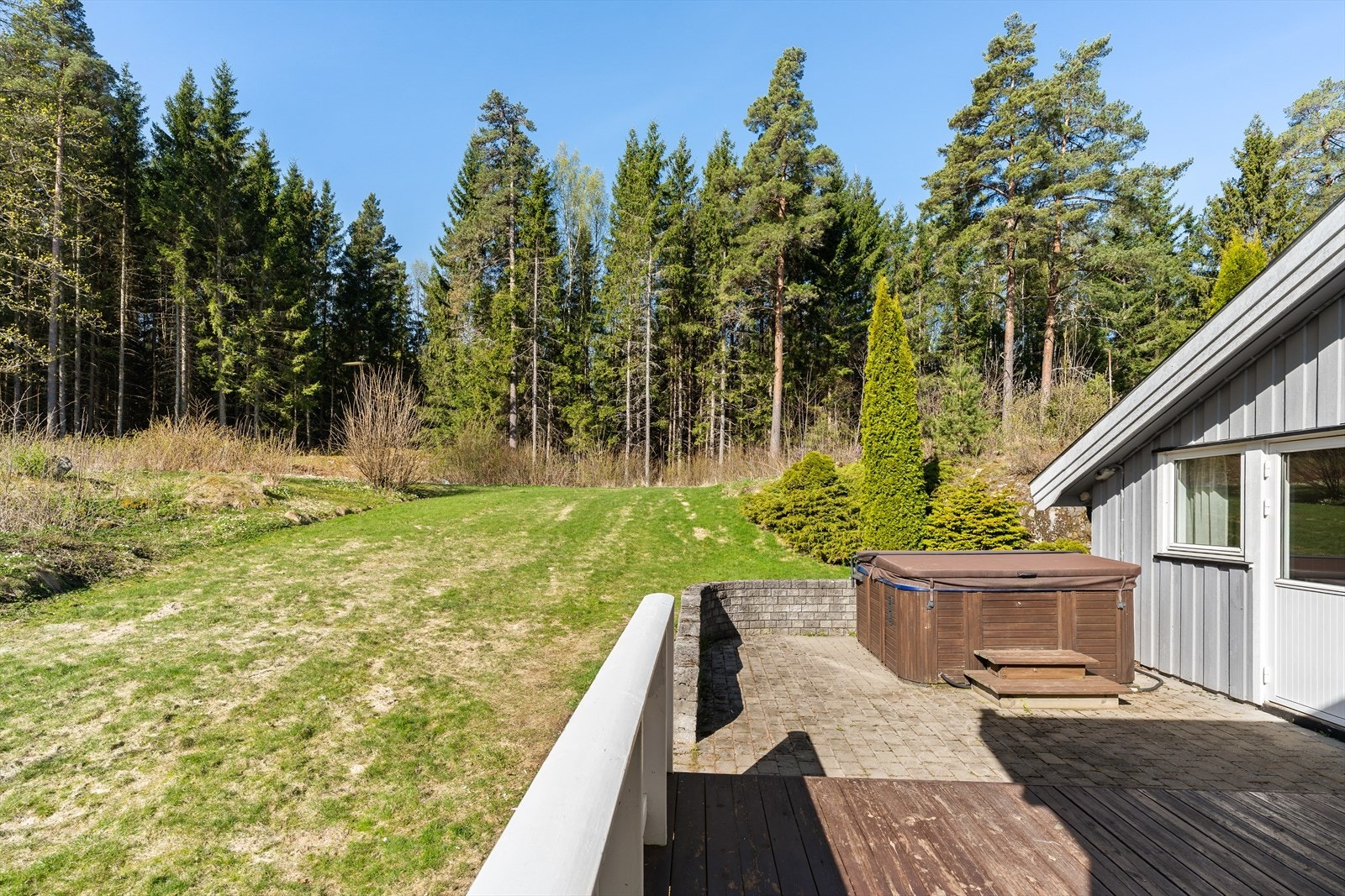 Terrassen strekker seg rundt deler av huset og gir rikelig med plass for utemøbler og sosiale soner. Galleribilde