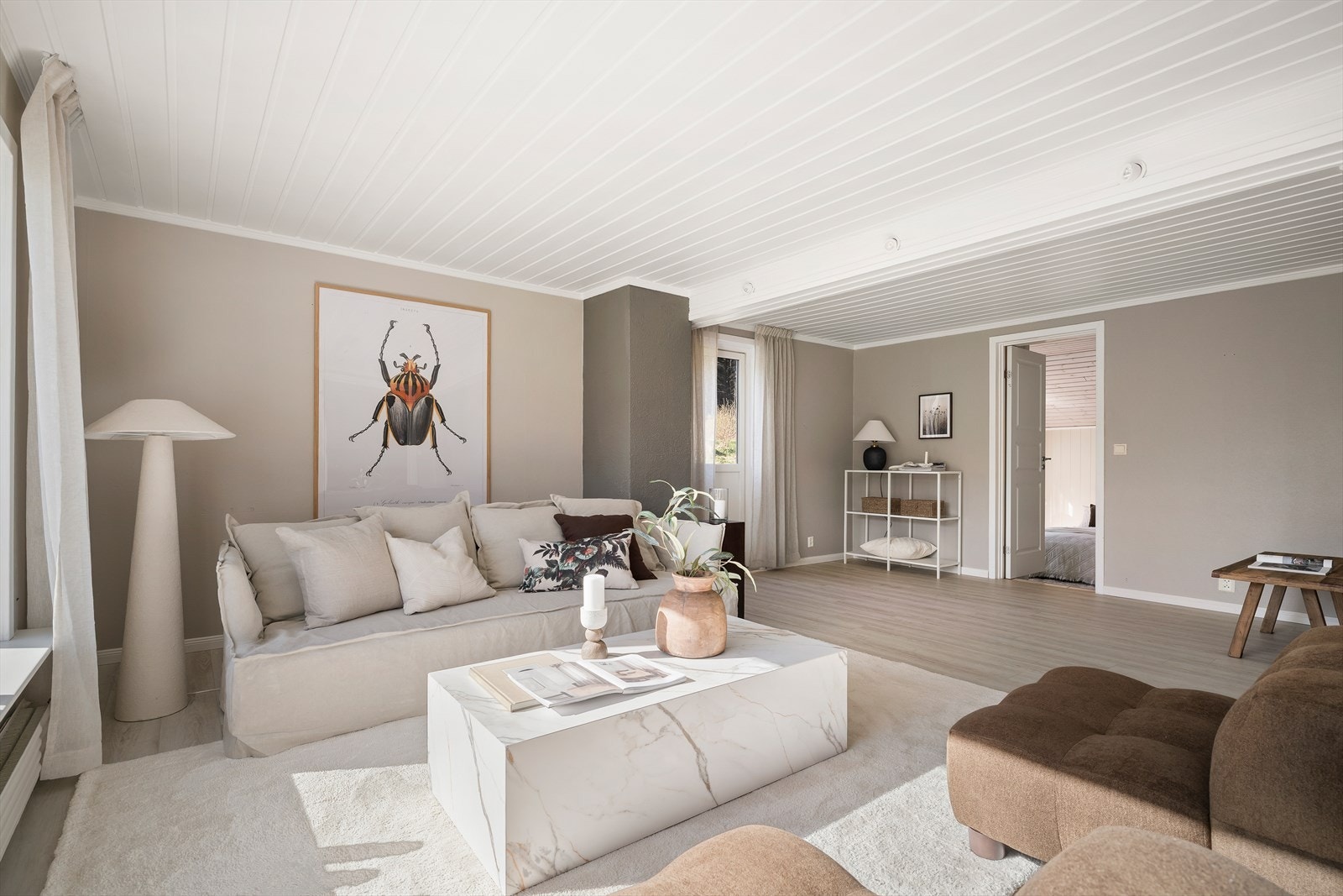 Hovedstuen er romslig og har plass til en stor sofagruppe. Galleribilde