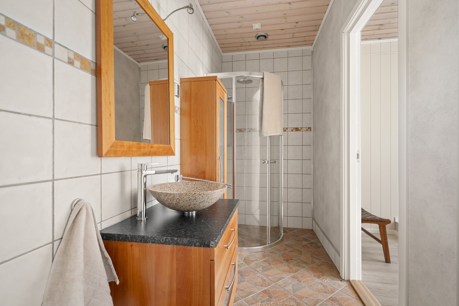 Badet er utstyrt med servantinnredning og har vannbåren gulvvarme. Galleribilde