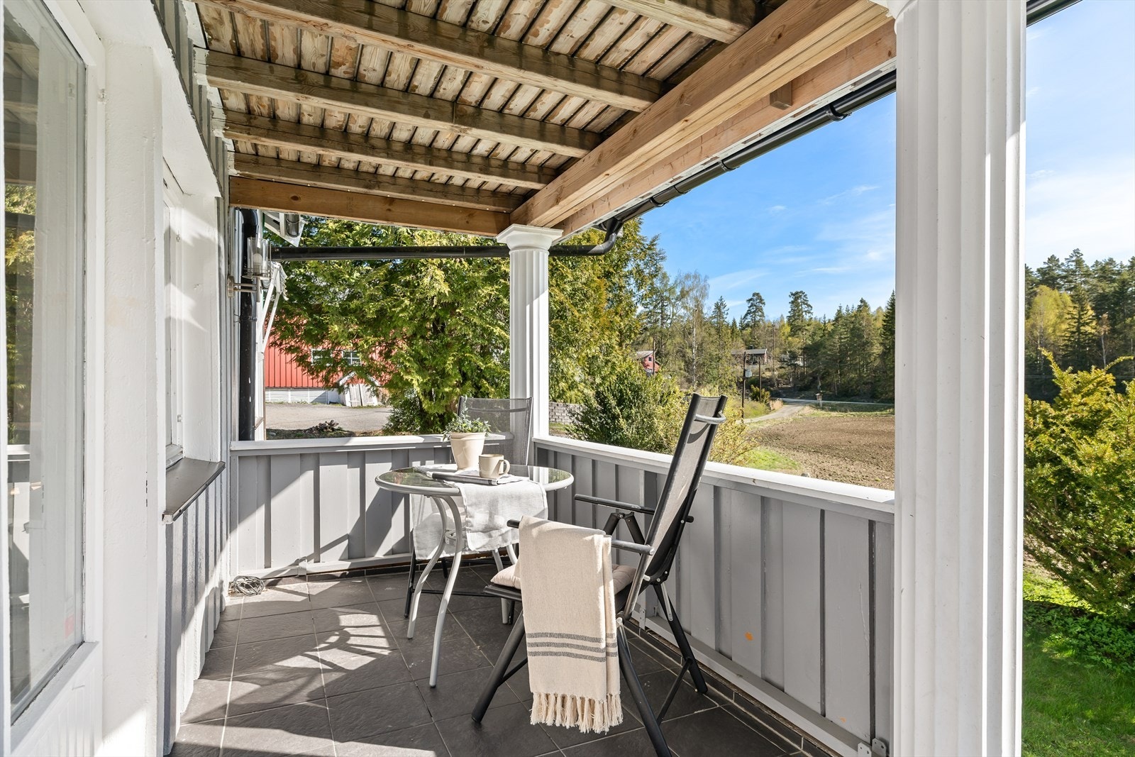 Fra stuen og soverommet er det utgang til en stor, delvis overbygget terrasse på ca. 58 m². Galleribilde