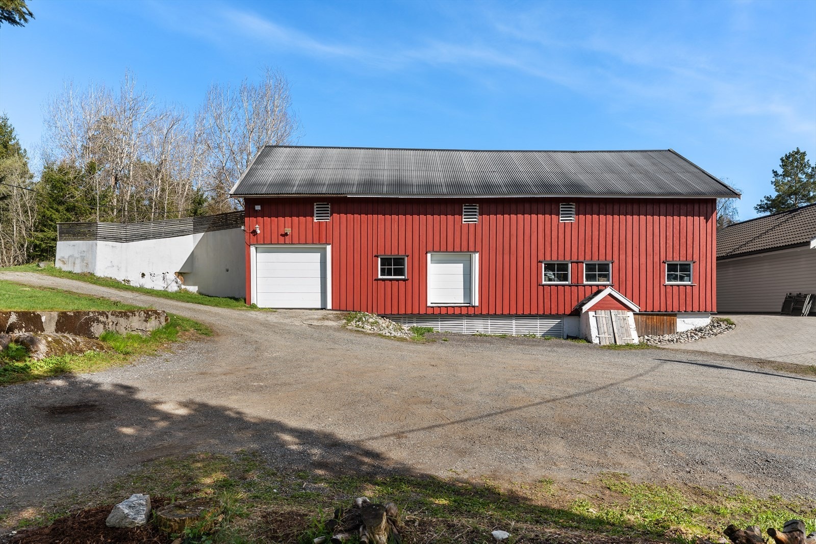 Låvebygningen inneholder garasje, verksted og flere store lagerrom. Galleribilde