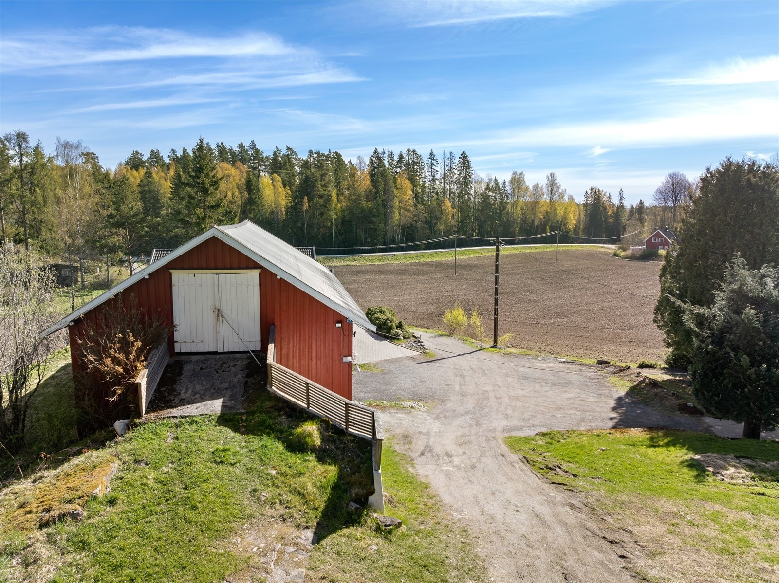 Den grusete innkjørselen fører opp til tunet mellom bygningene. Galleribilde