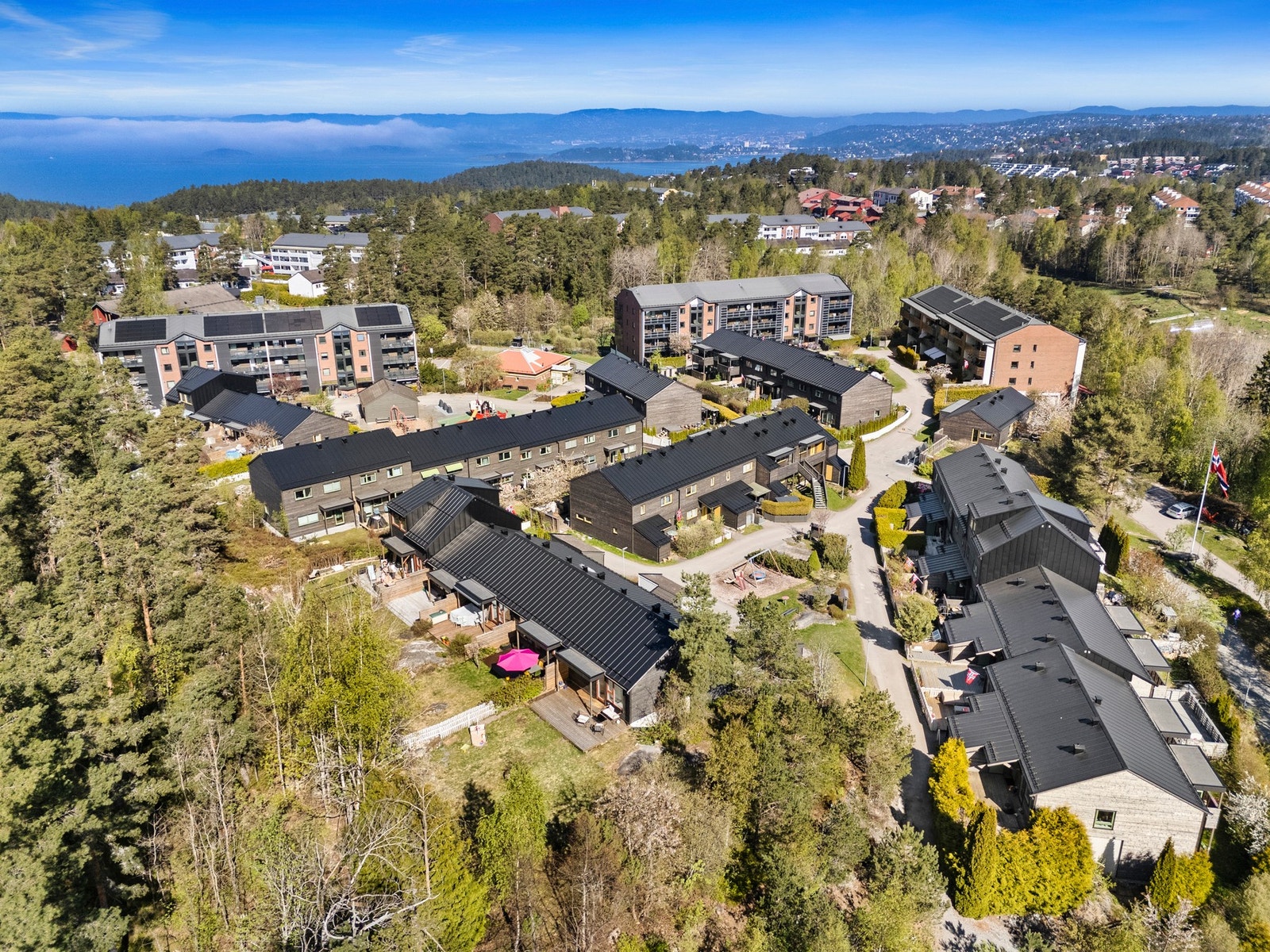 I umiddelbar nærhet lokker flotte tur- og friluftsområder nedover mot sjøen med et rikt turstinett. Galleribilde