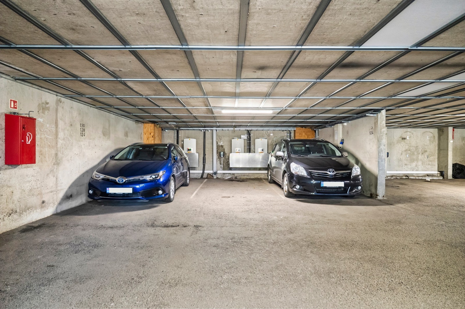 Det medfølger én p-plass i felles garasjeanlegg, og det er gjesteparkering i borettslaget. Galleribilde