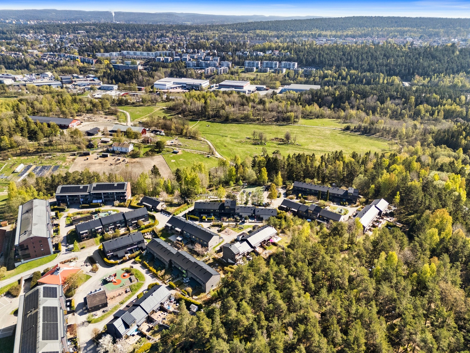Det er kort vei til lekeplass, fotballbane, skøytebane, lysløype, skiløyper, treningssenter, alpinanlegg og tennisanlegg. Galleribilde