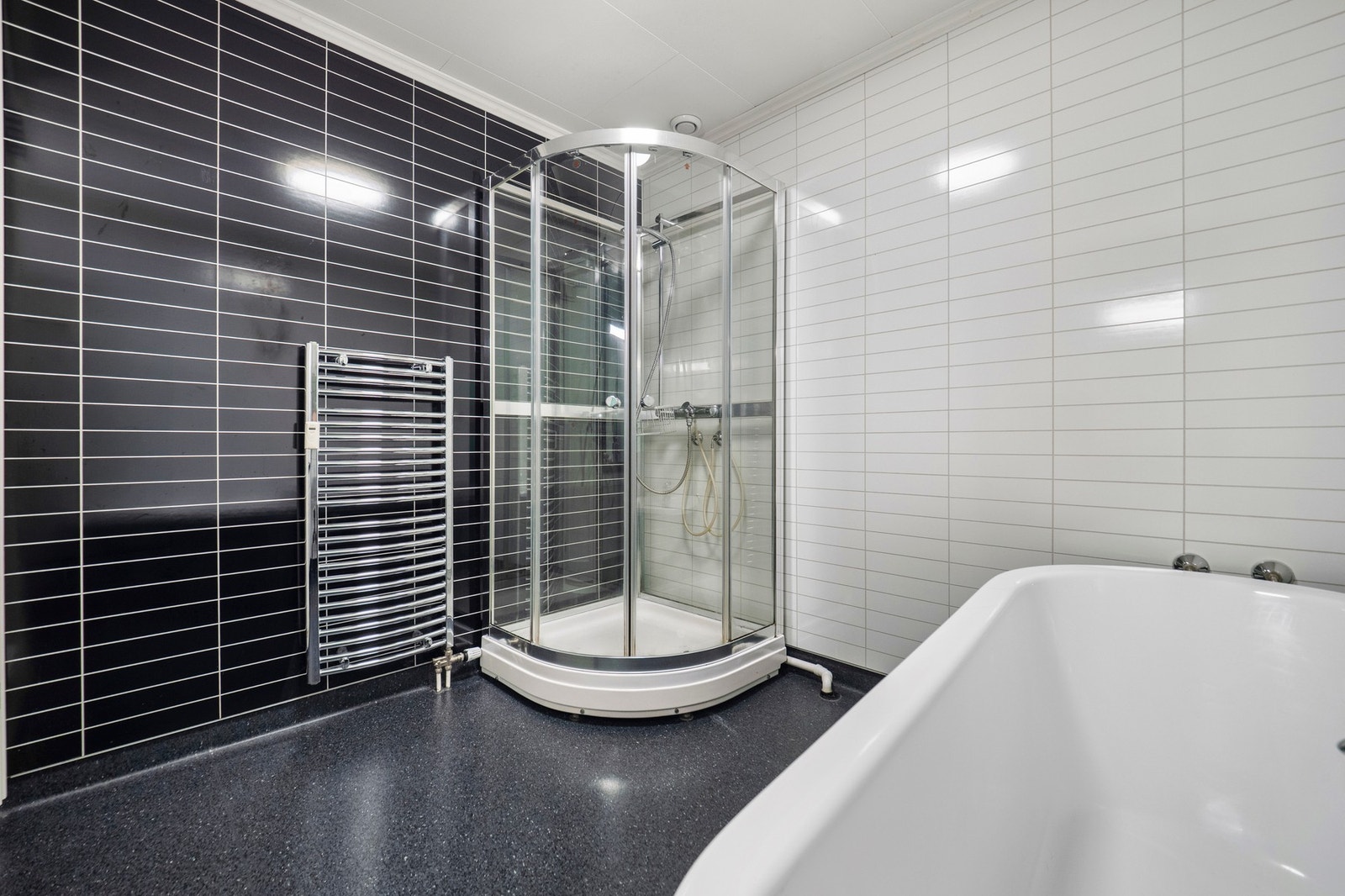 Badet er utstyrt med håndkletørker koblet til den vannbårne varmen og mekanisk avtrekk. Galleribilde