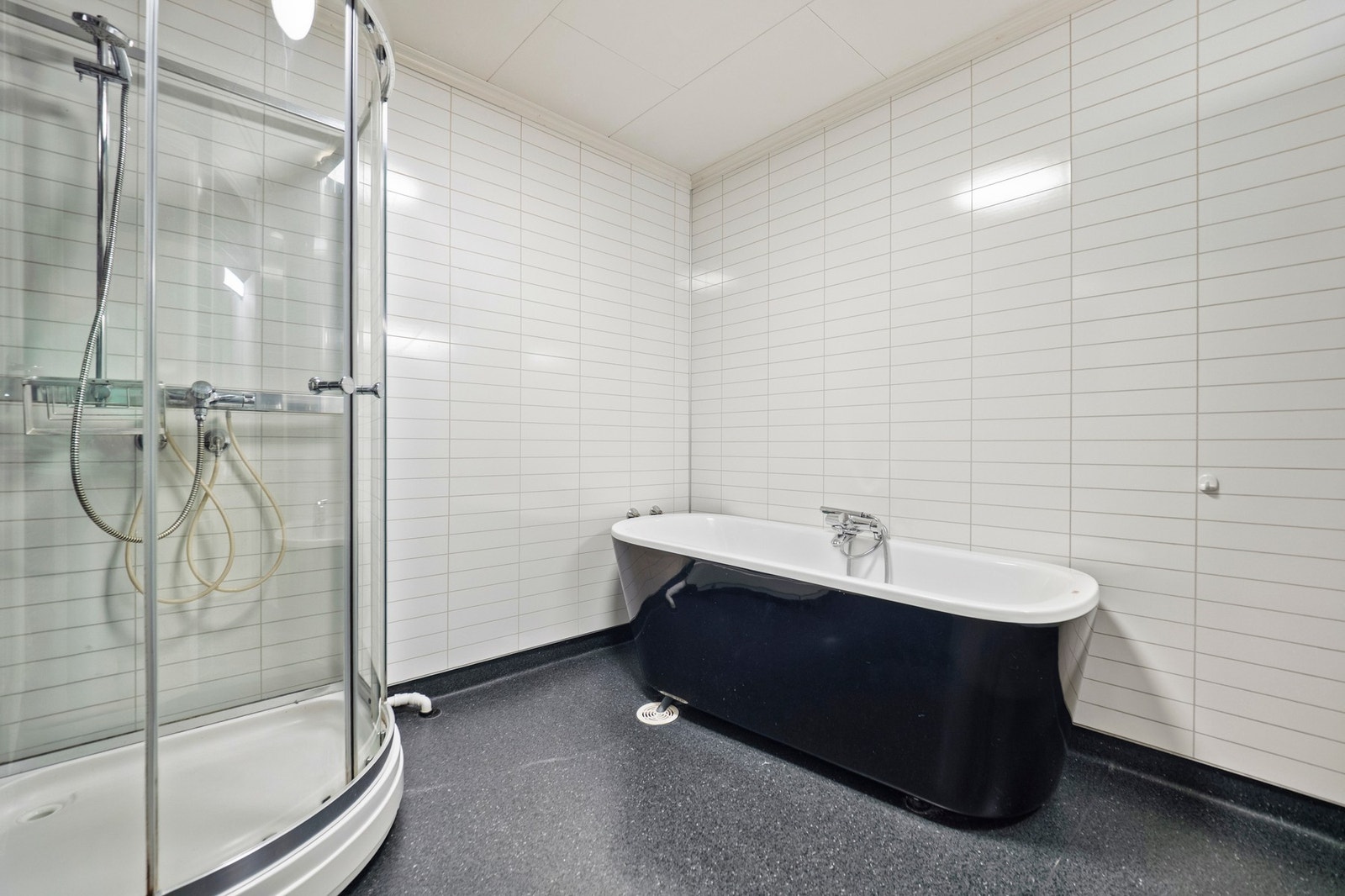 På badet er det både dusjkabinett og et moderne badekar. Galleribilde
