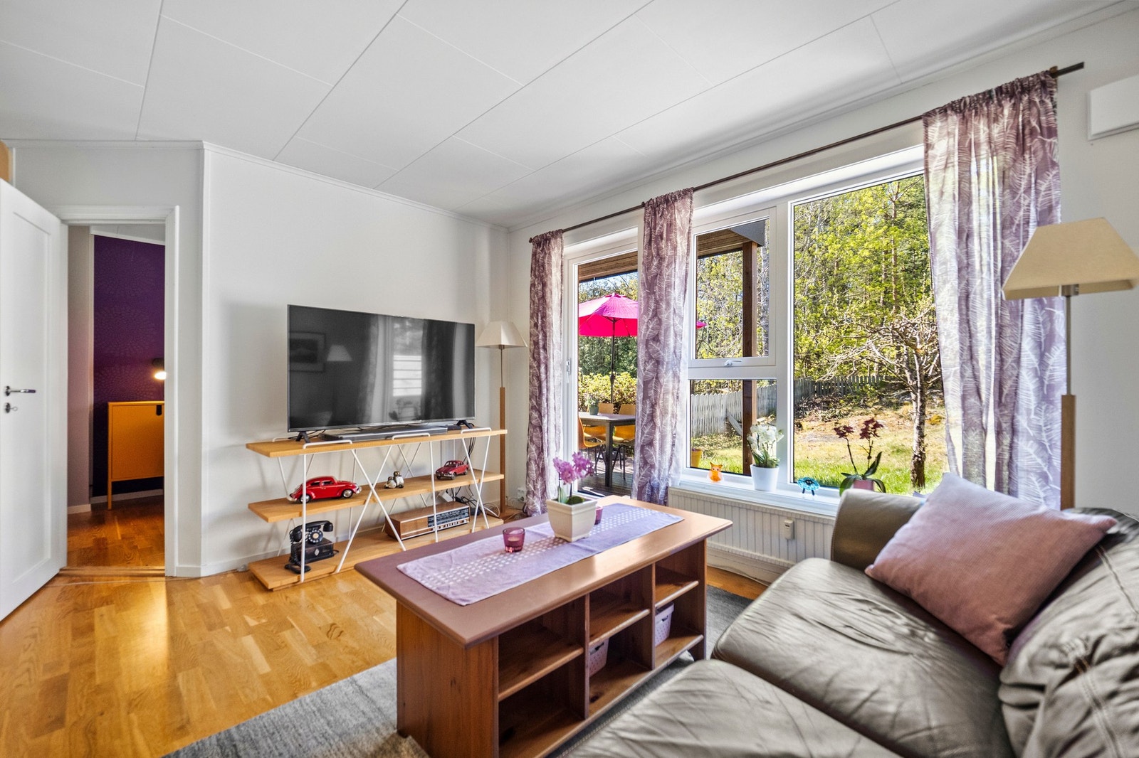 Fra stuen er det utgang til den sydvestvendte terrassen. Galleribilde