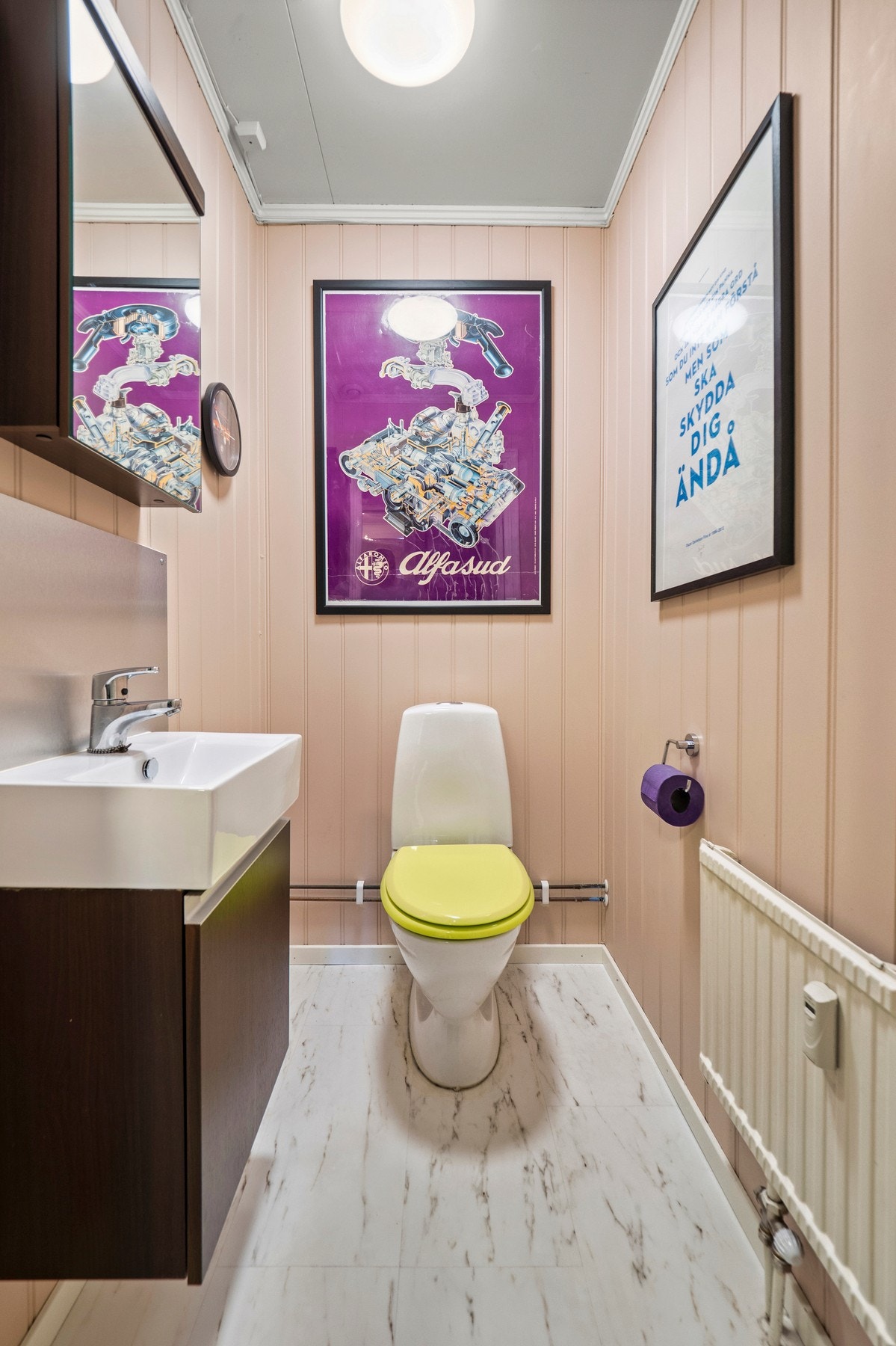 Wc-rommet ligger vegg-i-vegg med badet, og har toalett og mørk brun servantseksjon med hvit vask. Galleribilde