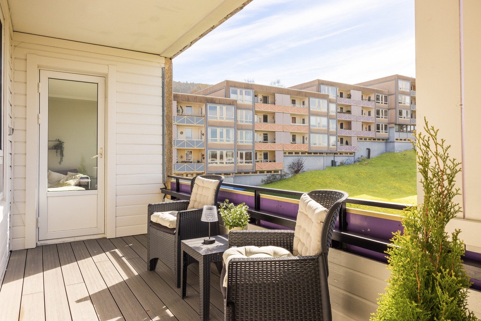 På balkongen er det god plass til å møblere med utemøbler og grill. Galleribilde
