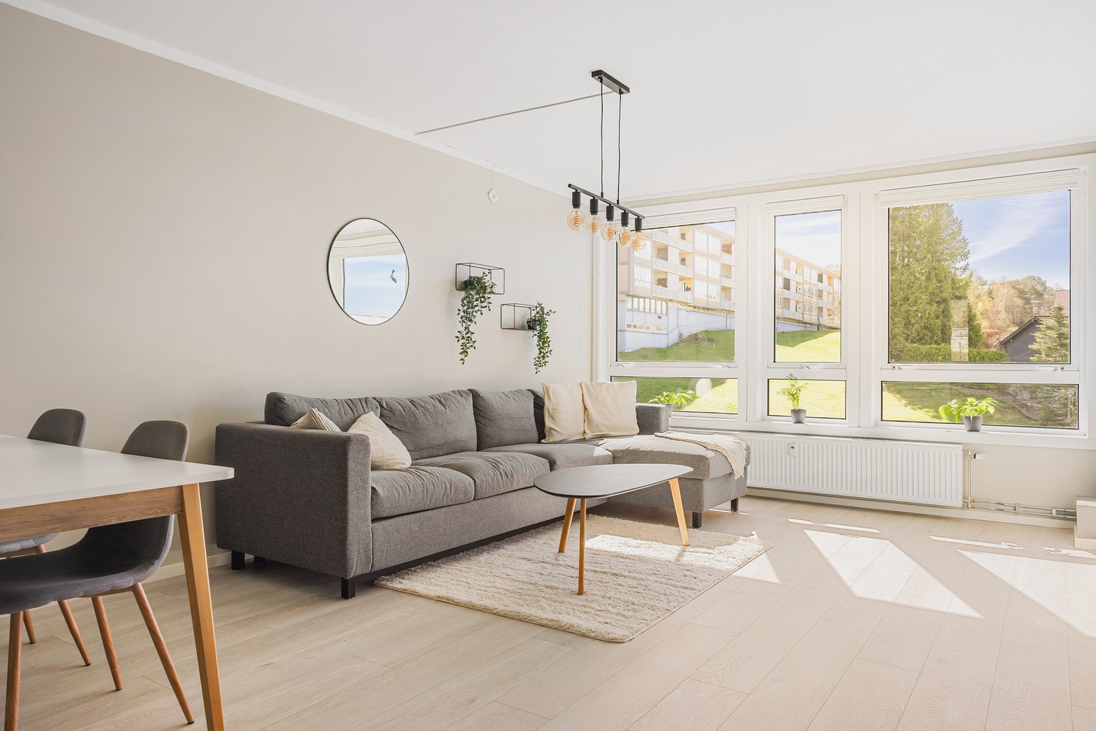 Stuen har en praktisk utforming som gjør den lett å møblere etter eget ønske. Galleribilde