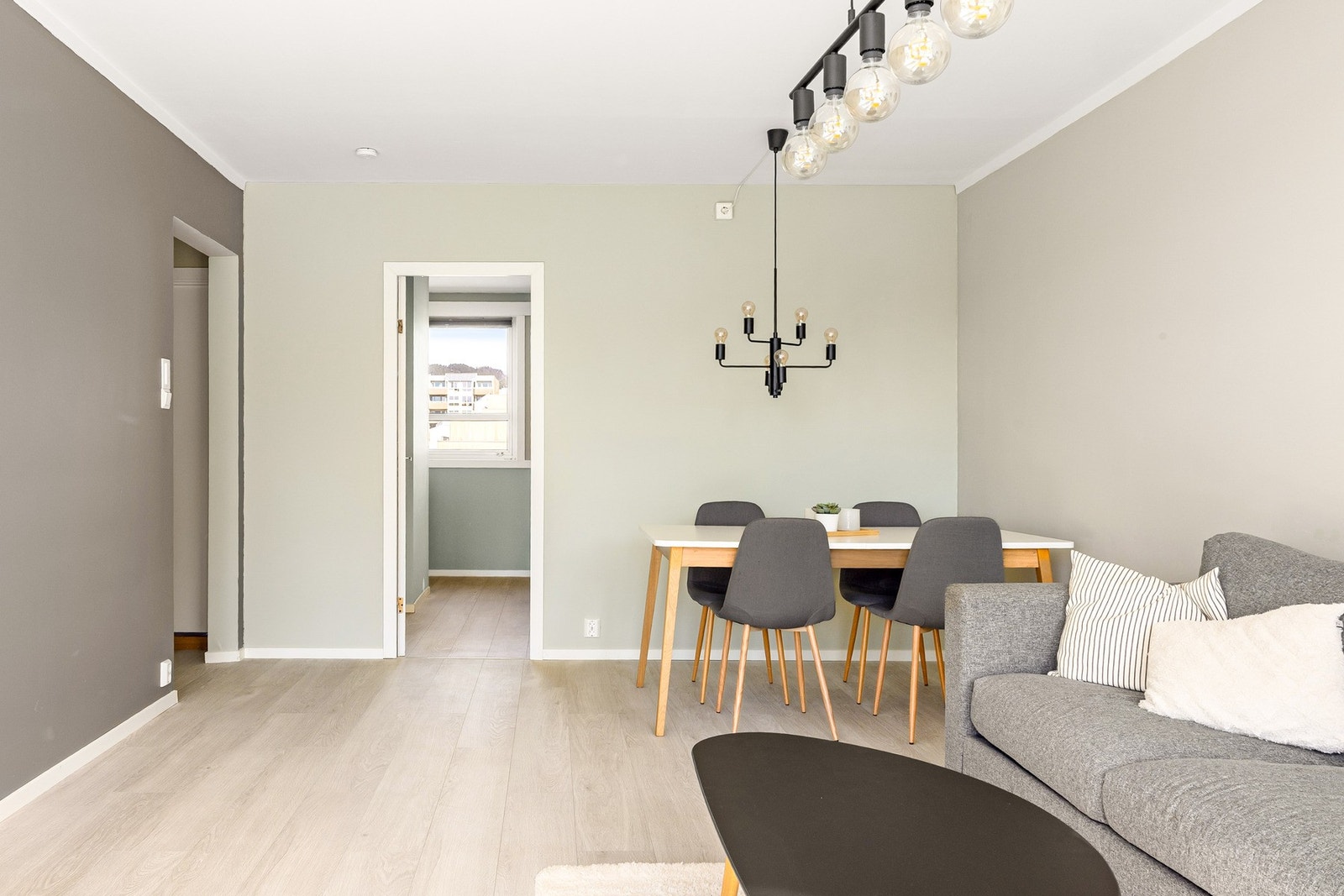 I stuen er det god plass til både sofagruppe og spisebord. Galleribilde