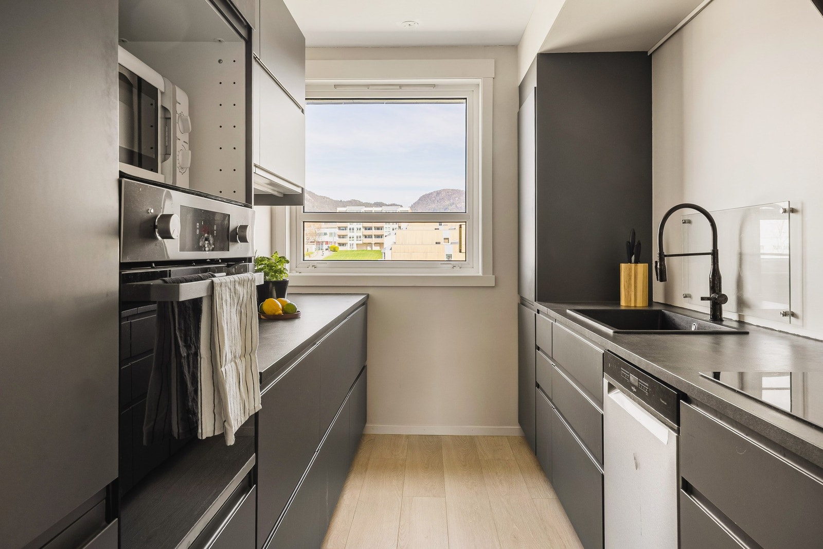 Kjøkkenet er fra IKEA og har glatte fronter og laminat benkeplate. Galleribilde