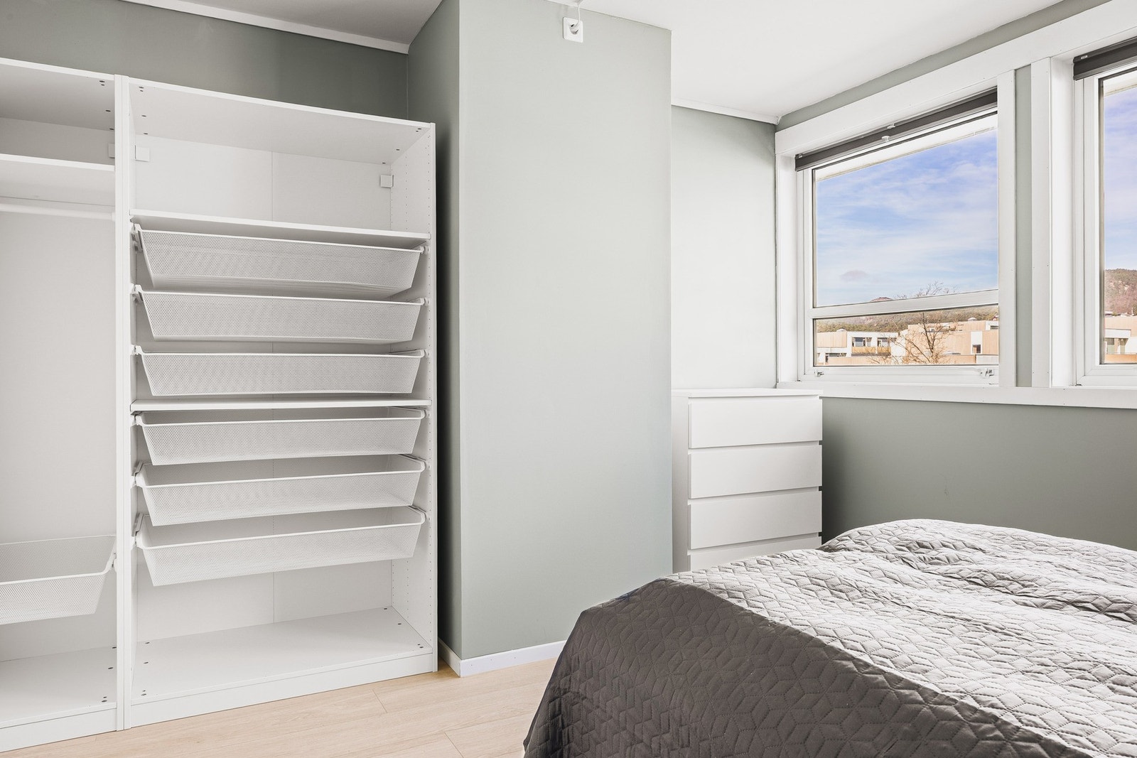 Her er det god plass til dobbeltseng, garderobe og tilhørende møblement. Galleribilde