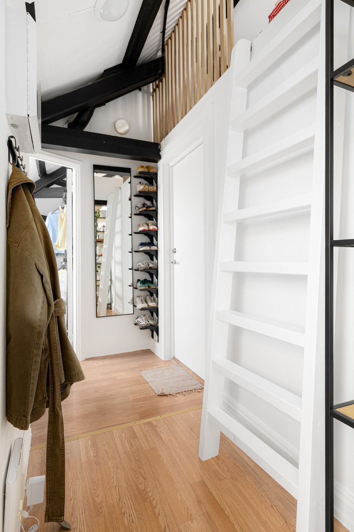 Romslig entré med plass til oppbevaring av sko og yttertøy. Galleribilde