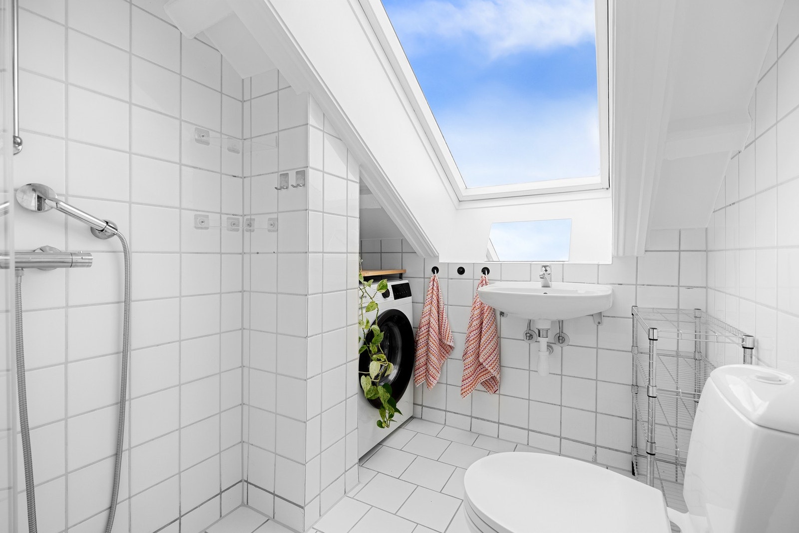 Det er både plass og opplegg for vaskemaskin på badet. Galleribilde