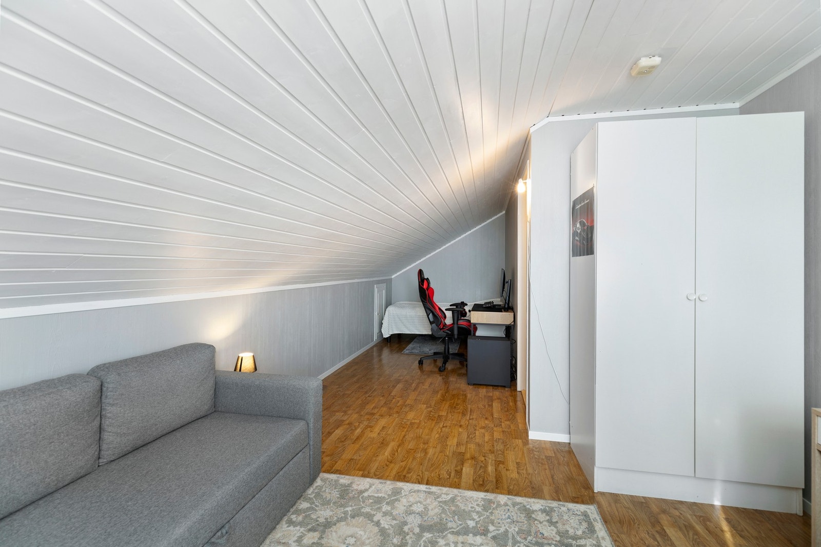 Her er det plass til både seng- og garderobeløsninger. Galleribilde
