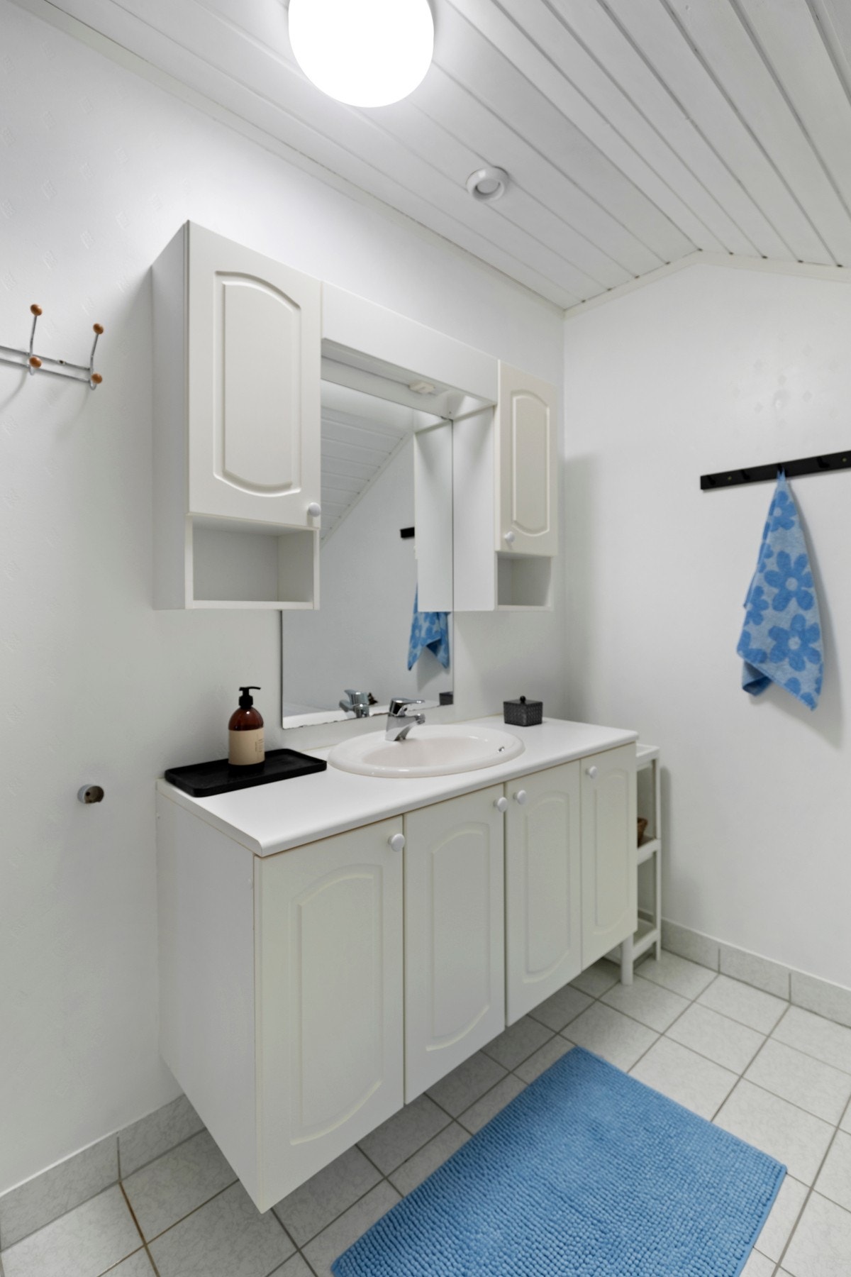 Rommet er utstyrt med badekar, toalett, servant med underskap og ventilasjon i himling. Galleribilde