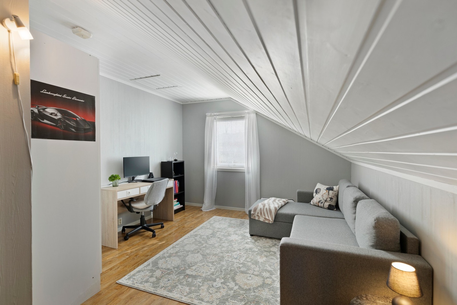 Etasjen har to romslige soverom med belegg på gulv og tapet på vegger. Galleribilde