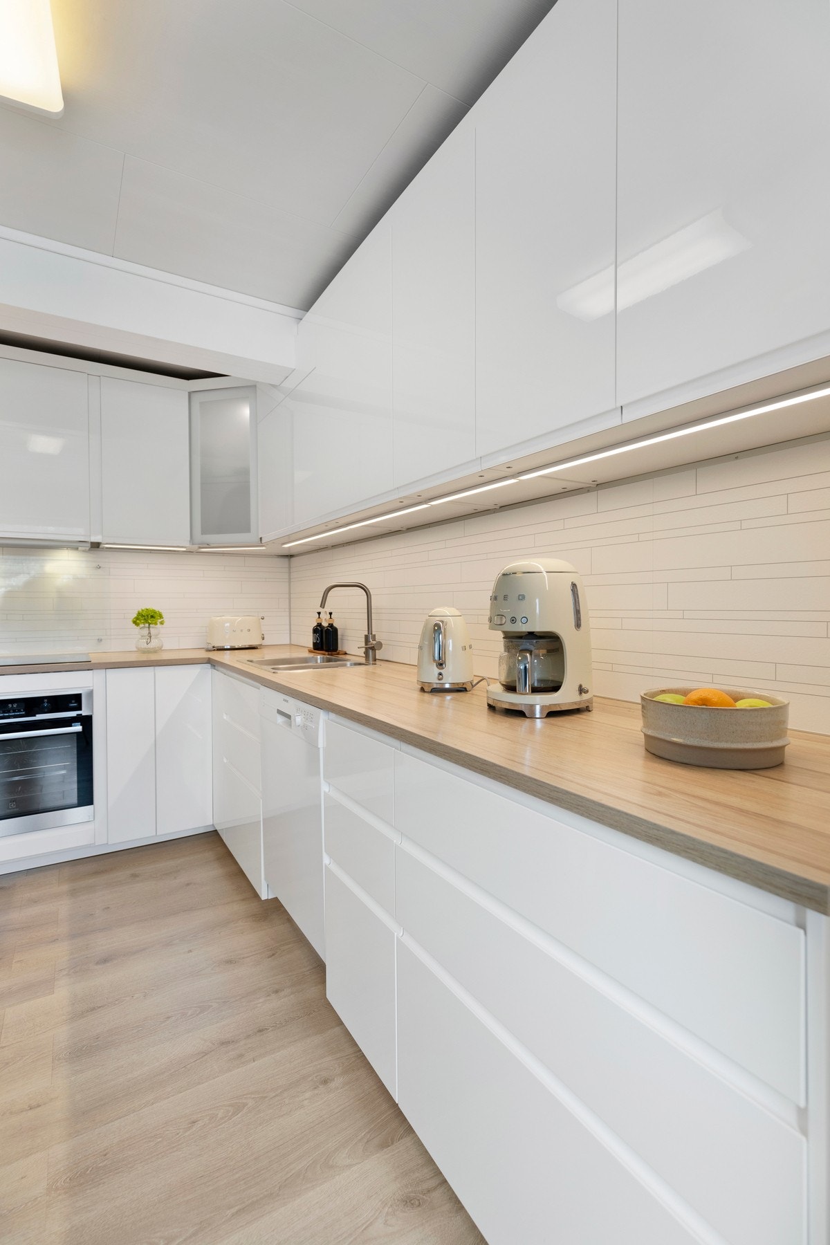 Innredningen er utstyrt med laminat benkeplate med plater mot overskap, ventilator og opplegg for oppvaskmaskin. Galleribilde