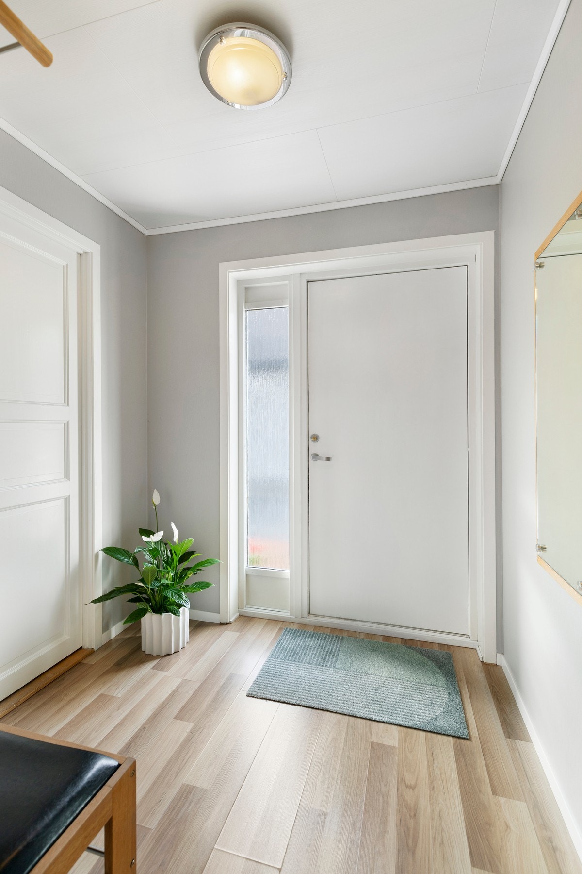 I vindfang er det laminat på gulv og tapet på vegger. Galleribilde