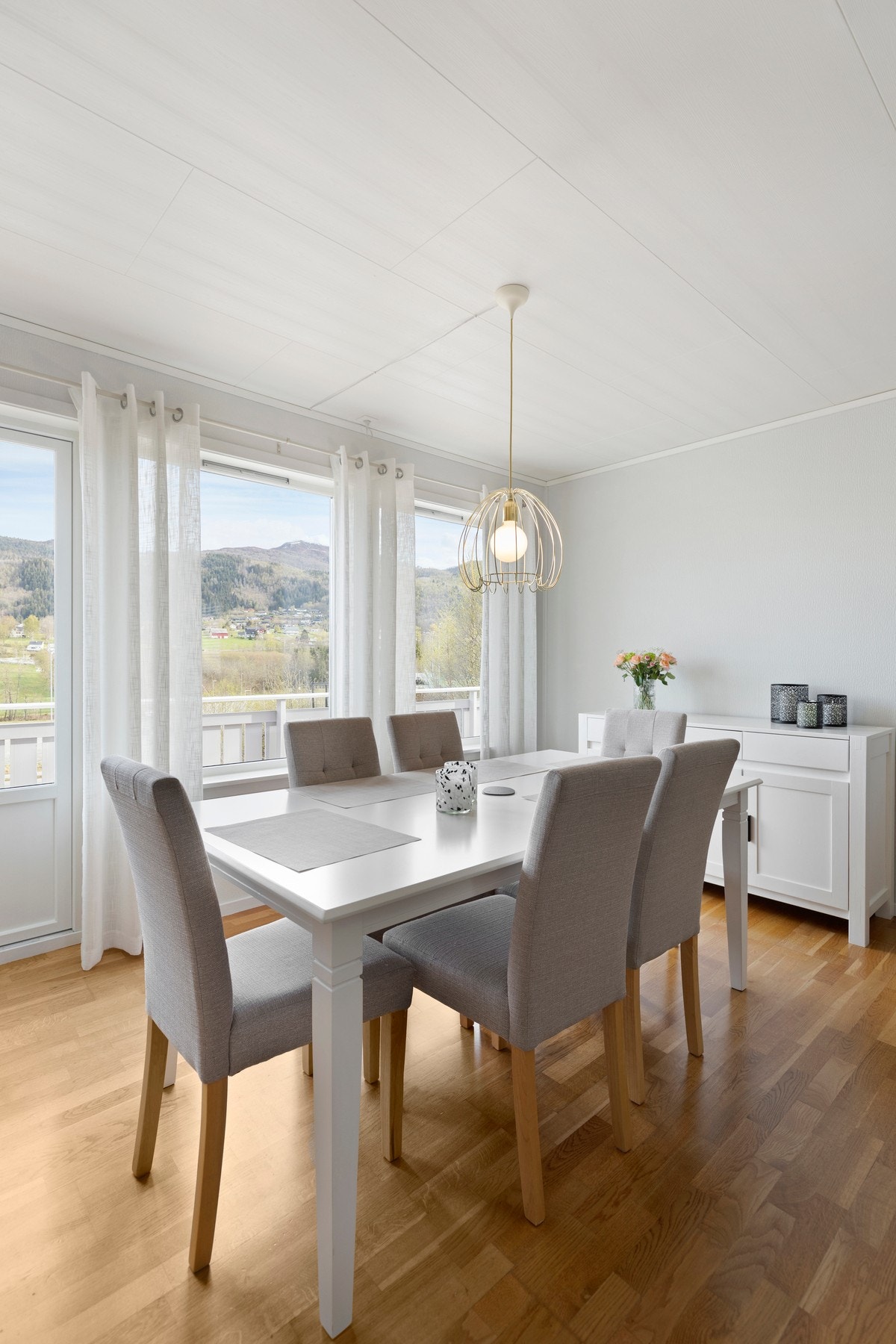 Fra stue har du utgang til stor balkong med flott utsikt. Galleribilde