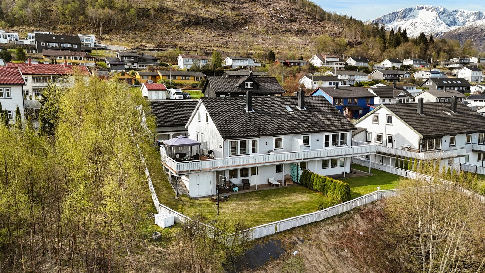 Tomten er opparbeidet med plenarealer med diverse beplanting. Galleribilde