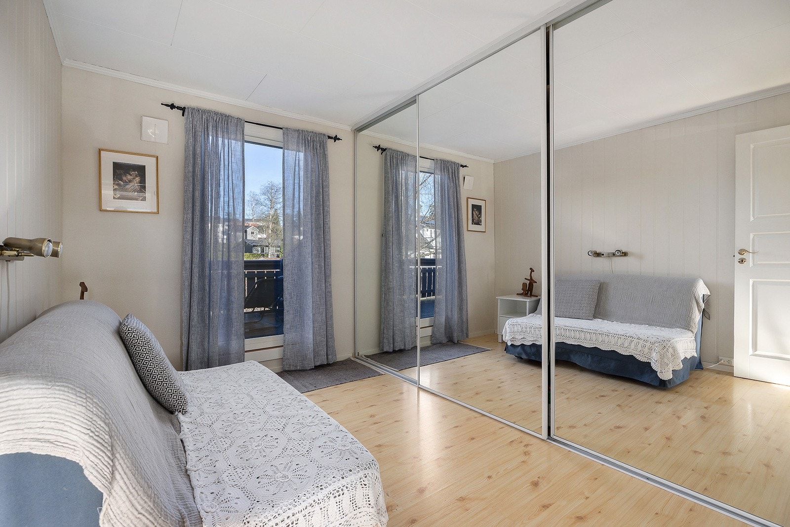 Soverom 3 - med garderobe langs vegg med speildører og utgang til terrasse! Galleribilde