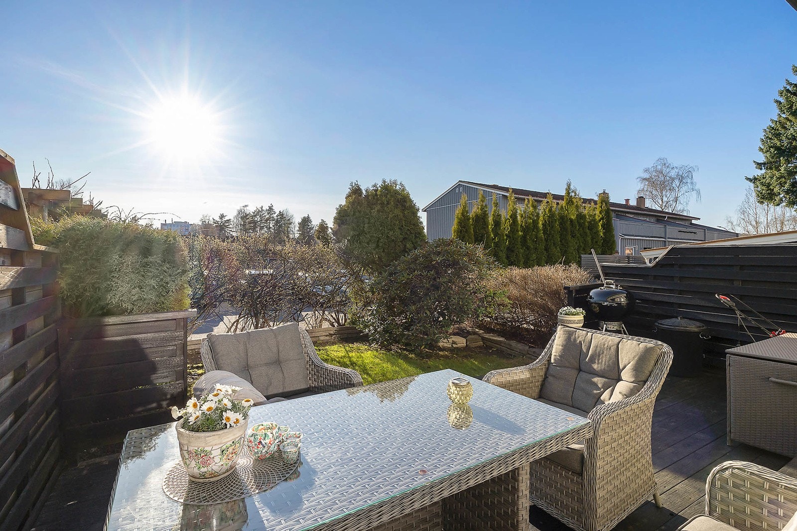Rekkehuset har flott vestvendt terrasse med hage. Perfekt for lange eller korte kvelder ute med grilling og hygge, selskap eller lek! Galleribilde