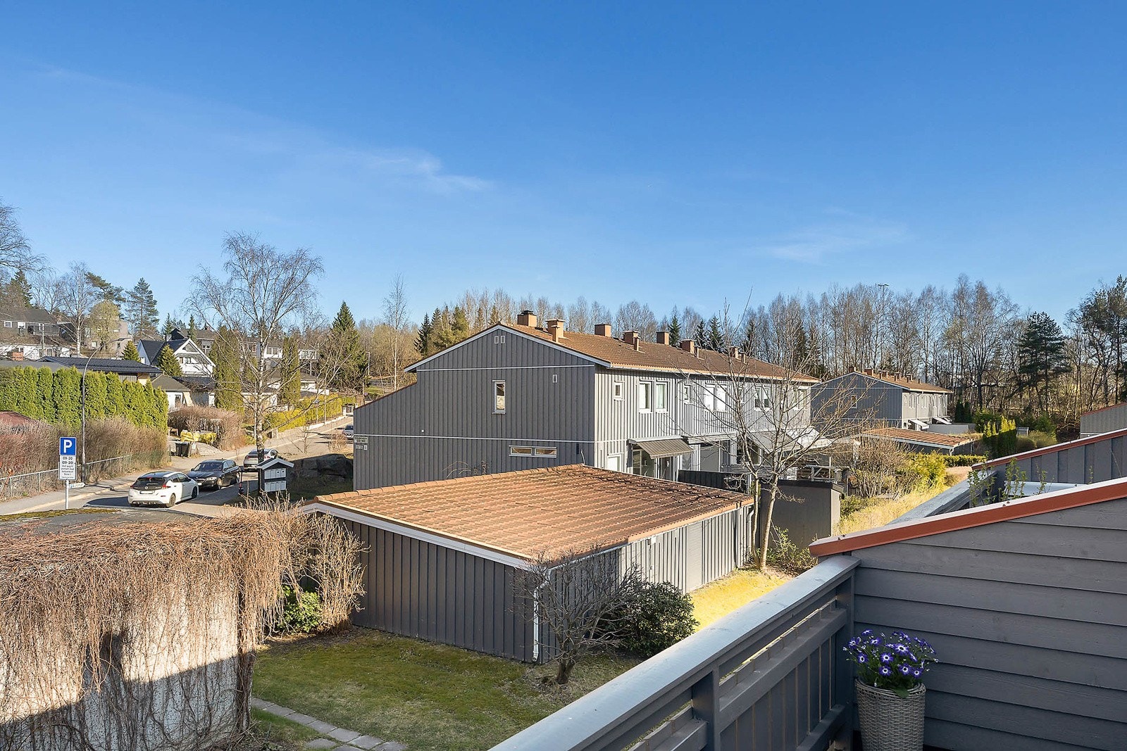 Hyggelig og rolig nabolag: utsyn fra terrasse. Galleribilde