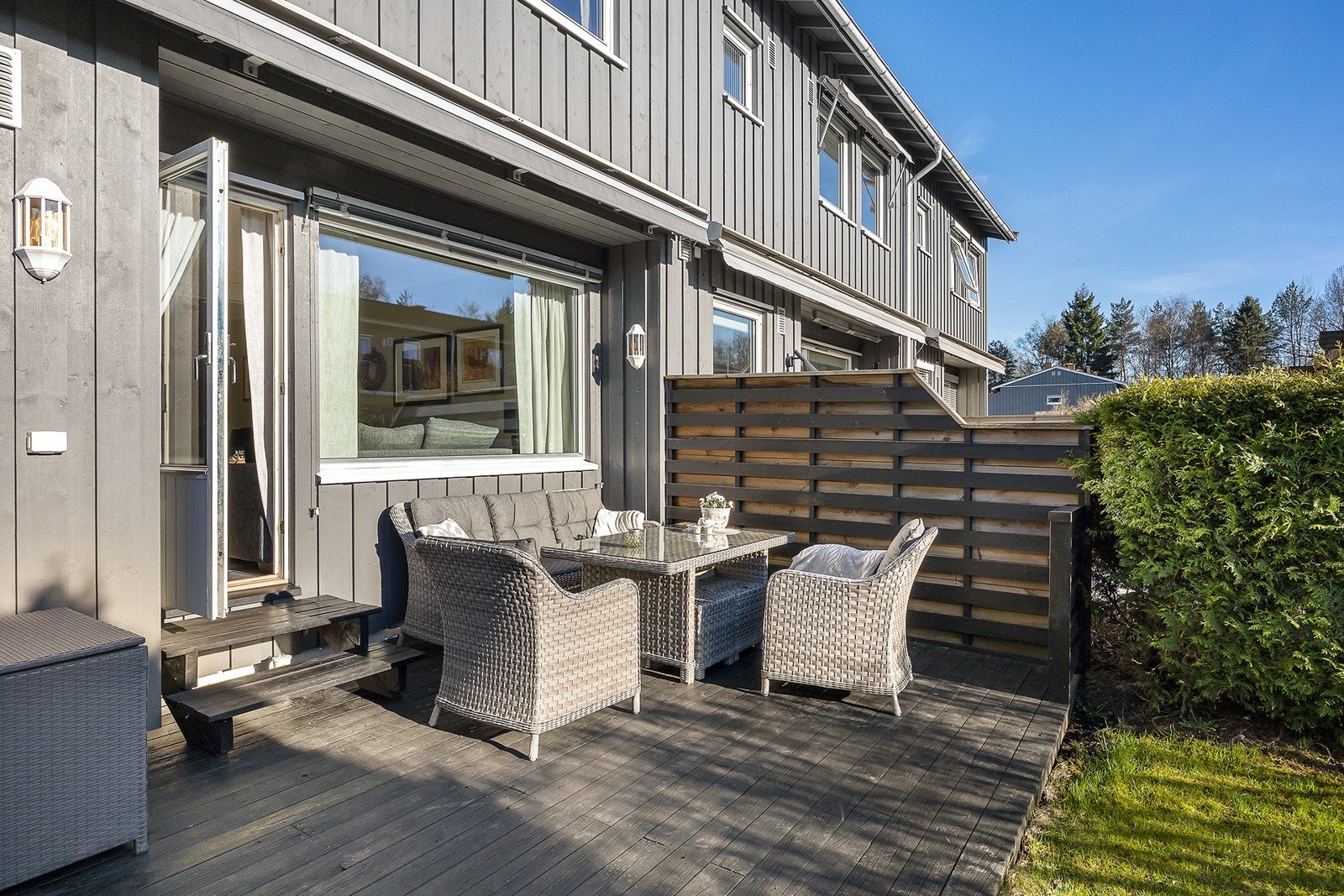 Her er rekkehusets flotte vestvendte markterrasse. Galleribilde