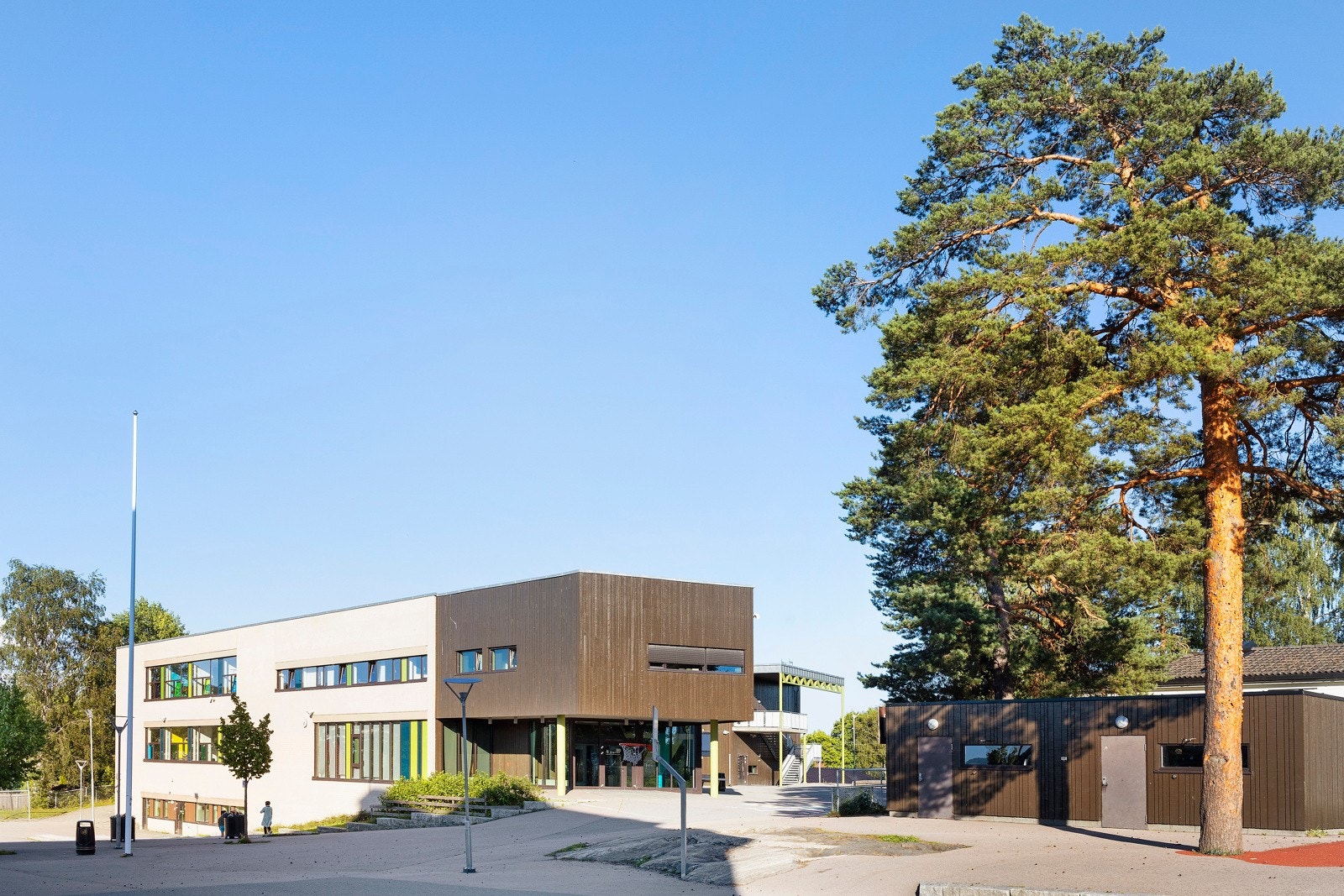 Her: Høybråten skole. Skolen ble totalrehabilitert og delvis nybygd i 2008. Galleribilde