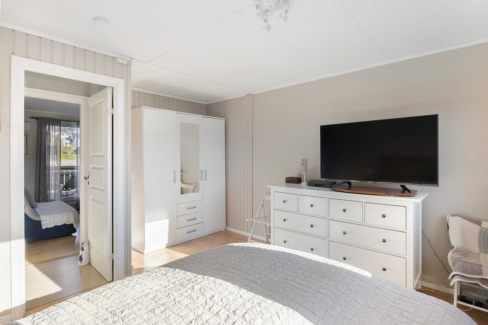 Samme soverommet har praktisk løsning for garderobe, i dag benyttes garderobeskap, men her man kan enkelt etablere et walk-in-closet, alt etter preferanse. Galleribilde