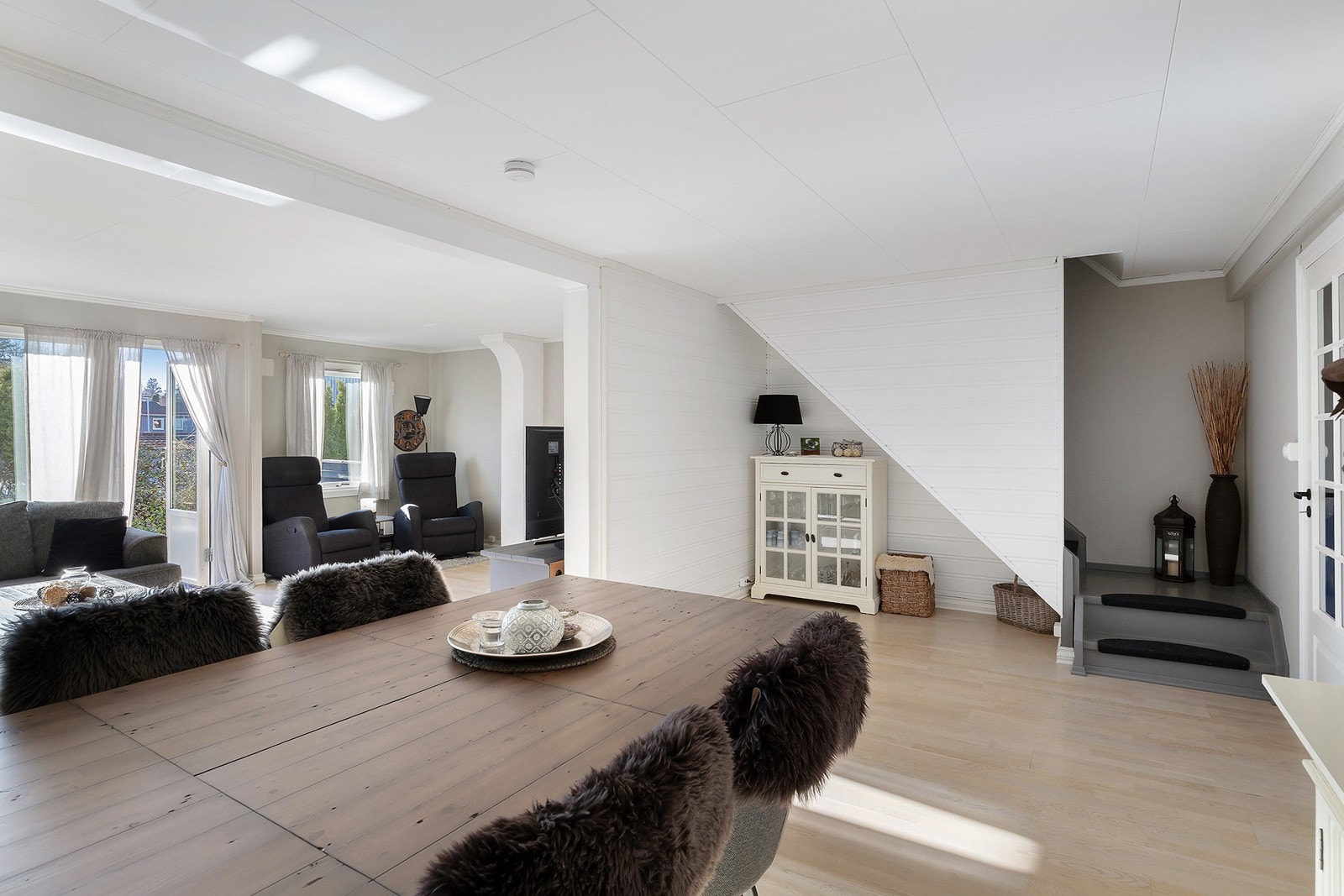 Eier opplyser om at han tidligere har innredet bar under trappen, der vitrineskapet står idag. Galleribilde