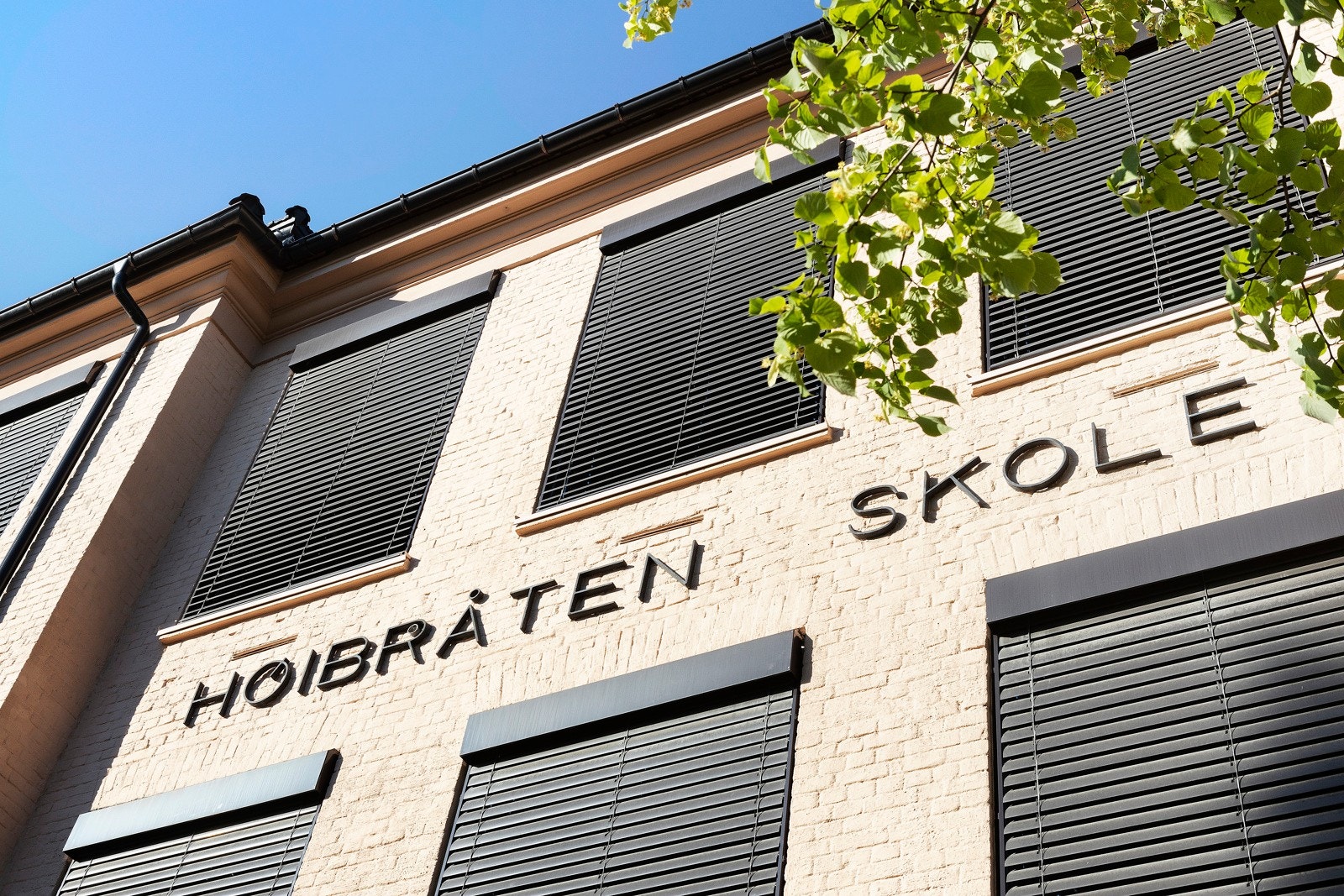 Høybråten skole tar ifølge Google maps 13 minutter å gå til fra huset, da går man langs lite trafikkerte nabolagsveier. Evt kan man ta bussen store dele rav veien, fra nesten rett utenfor huset. Galleribilde
