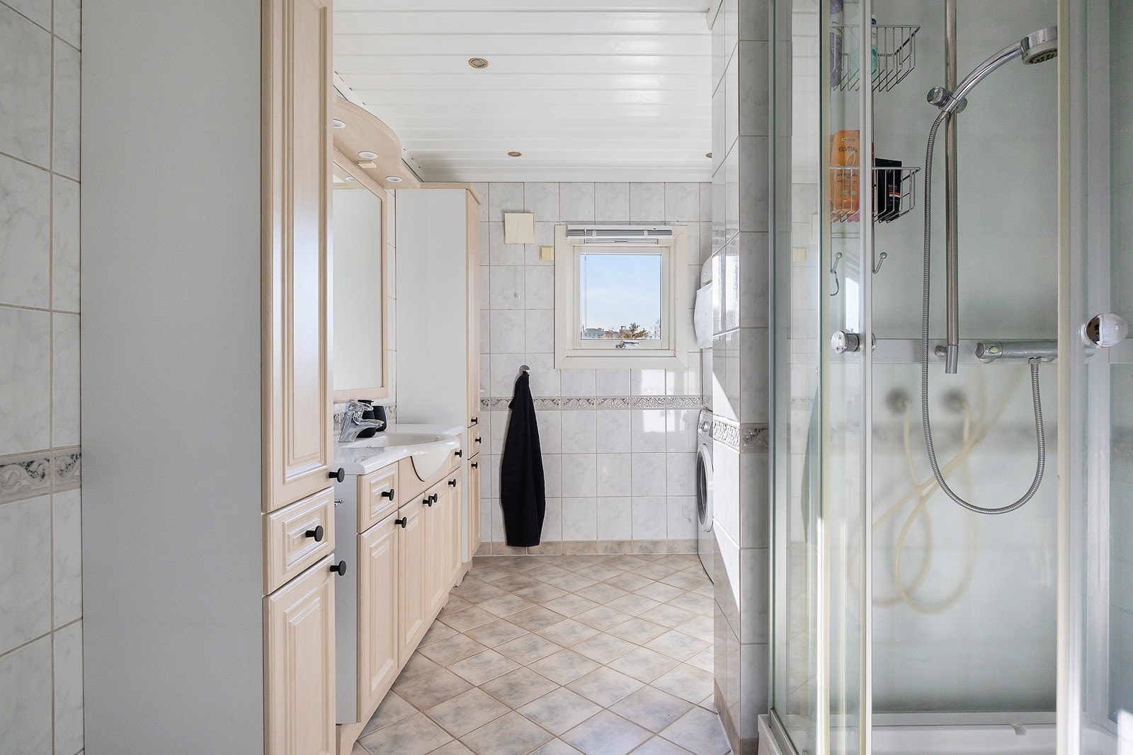 Badet disponerer dusjkabinett, opplegg for vaskemaskin, tørketrommel, wc, servant. Galleribilde