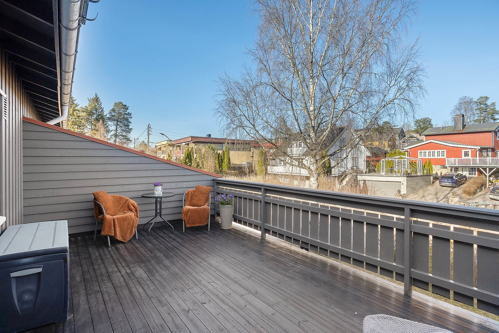 Med plass til sittegrupper, møbler, pynt, grill og mer sørger terrassen for at du får nyte solskinnet på denne siden av huset også! Galleribilde