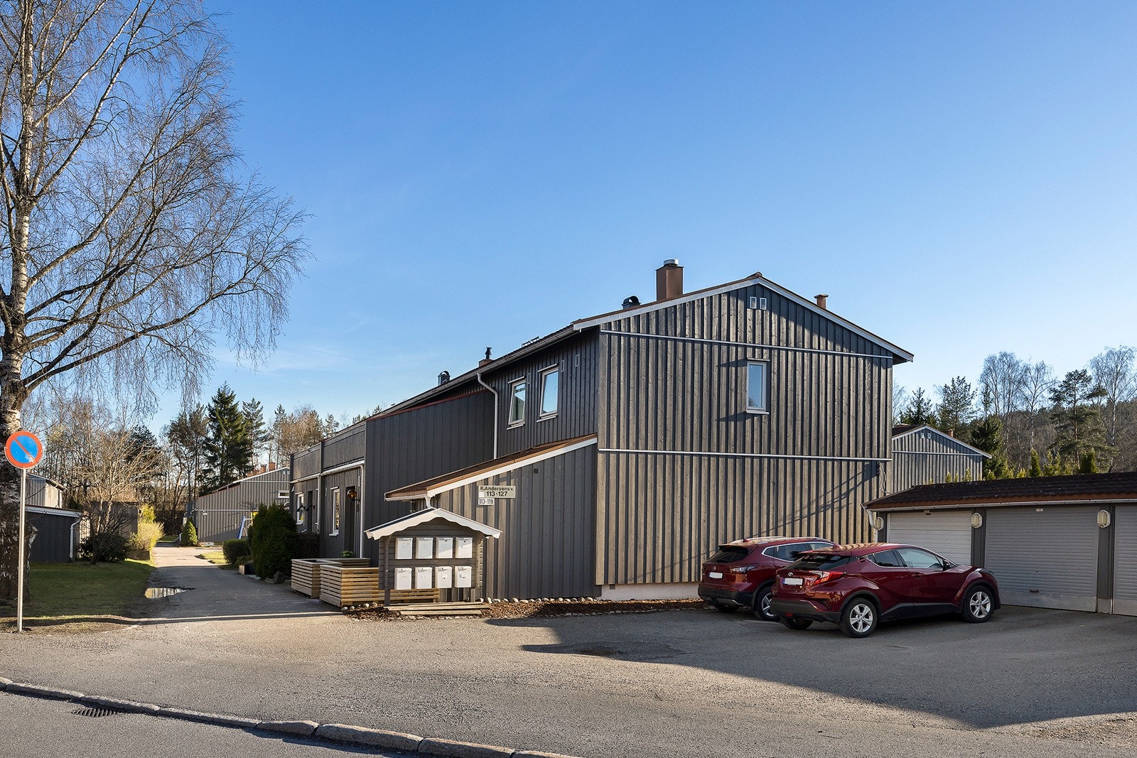Det følger en garasjeplass med boligen. Til høyre på bildet. Galleribilde
