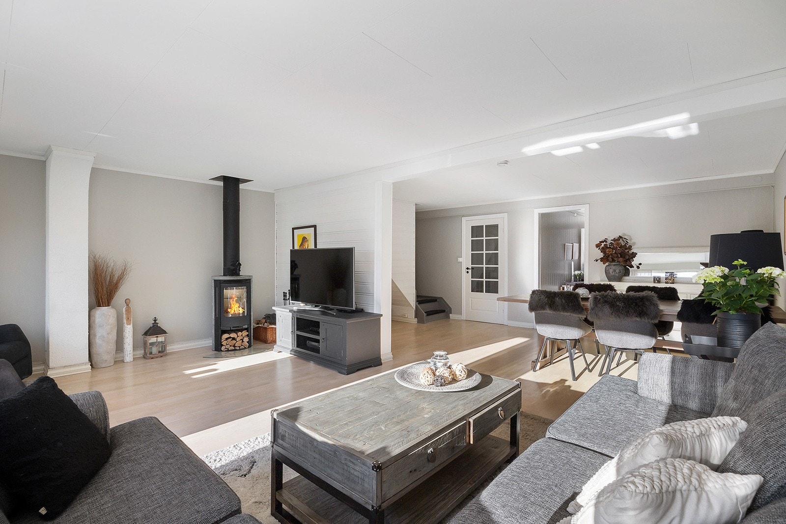 Velkommen inn! Huset disponerer en stor stue med plass til mange seksjoner. Galleribilde